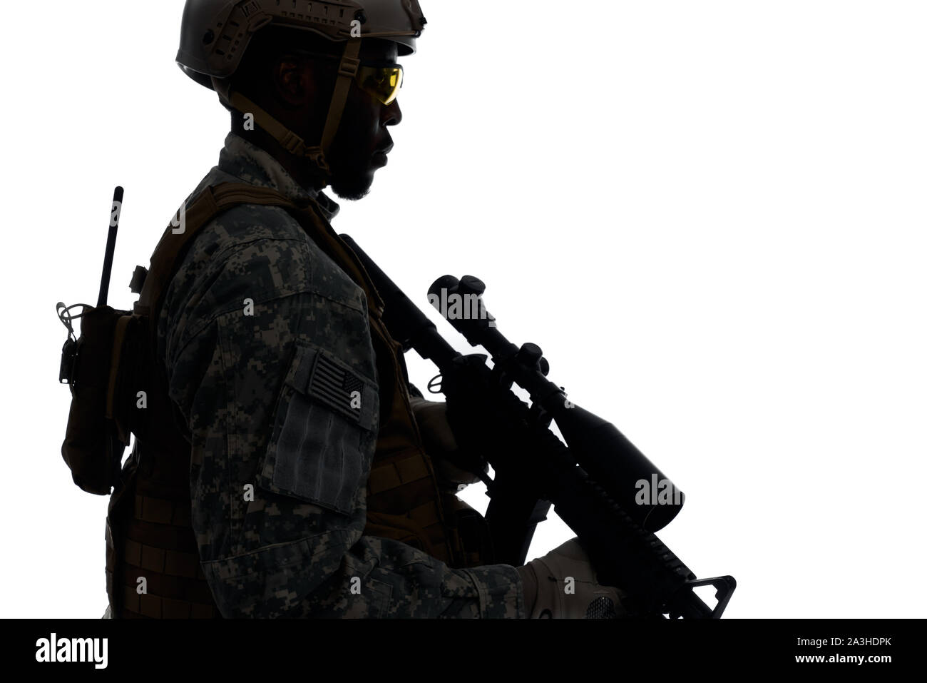 Silhouette der männlichen Soldaten tragen die Amerikaner Uniform und Helm Heimat schützen. Mann mit Waffe Maschine in den Händen und Suchen an der Seite. White studio Hintergrund. Stockfoto