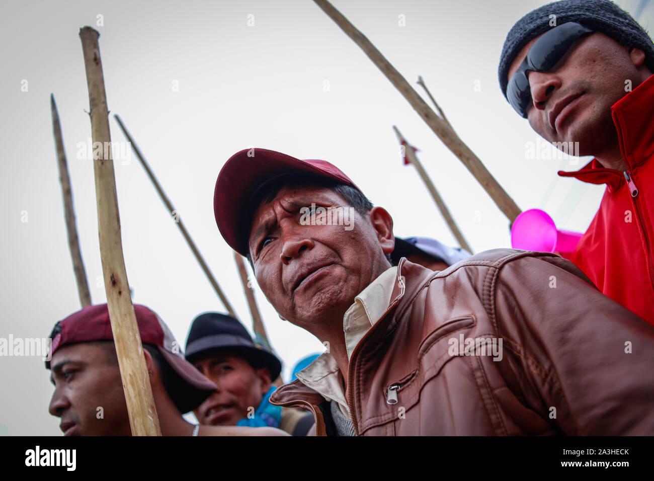 Quito, Ecuador. 08 Okt, 2019. Demonstranten nehmen teil mit Stöcken in einem Protest gegen wirtschaftliche Präsident Moreno. Die Konföderation der indigenen Völker (Conaie) hat für einen großen Marsch nach Quito genannt. Der ecuadorianischen Hauptstadt erwartet rund 20.000 Demonstranten der indigenen Völker gegen die Preiserhöhungen und die Erdölförderung in ihren Territorien am Dienstag protestieren zu bewirten. Die Regierung den Notstand und bewegt von der Hauptstadt nach Guayaquil. Credit: Juan Diego Montenegro/dpa/Alamy leben Nachrichten Stockfoto