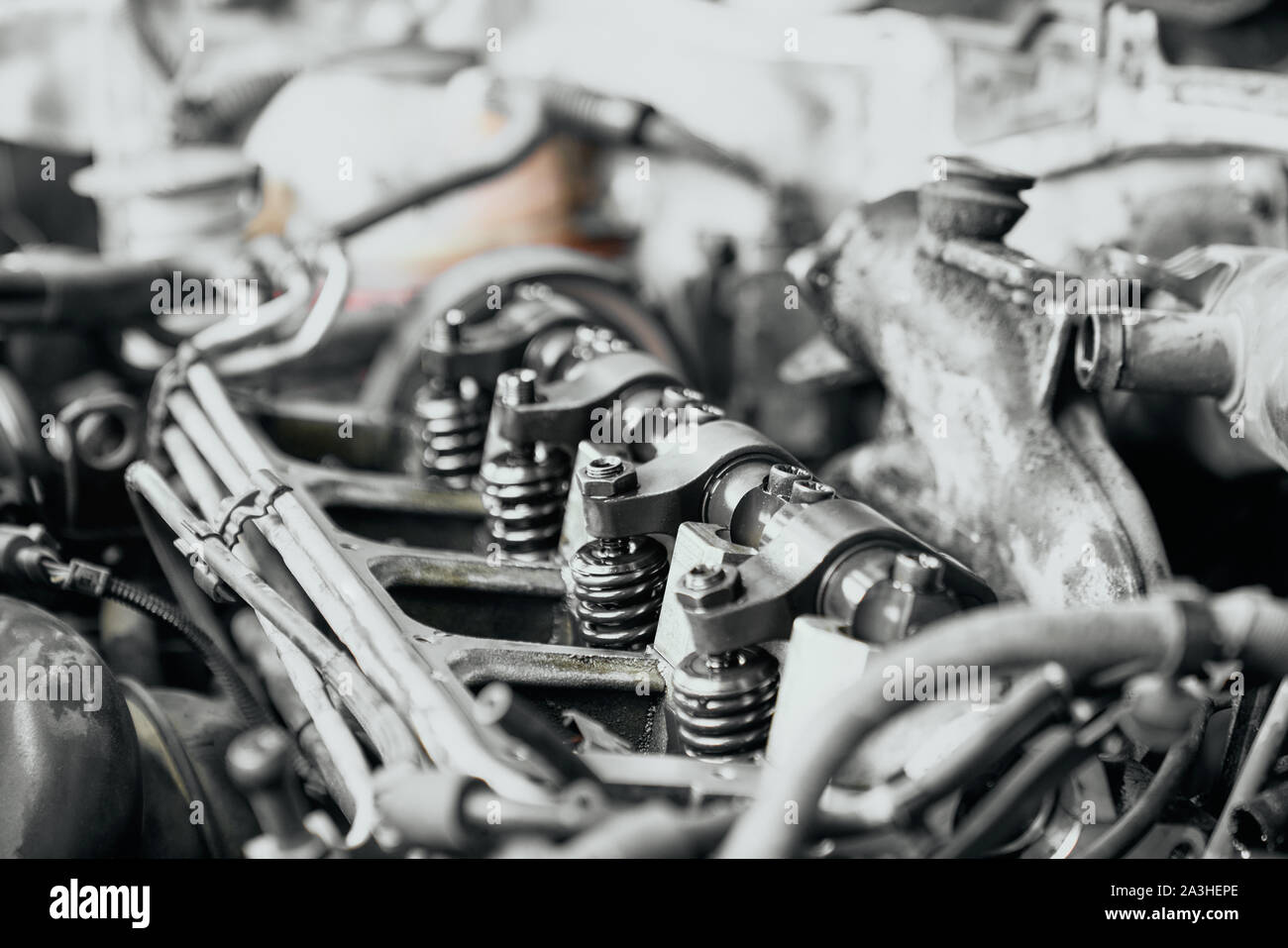 Nahaufnahme von vier Düsen im Auto Dieselmotor, neu von einem qualifizierten Mechaniker in Service Station geändert, sind bereit, ihre Funktion, die direkt ist Kraftstoff in den Brennraum zu tragen Stockfoto