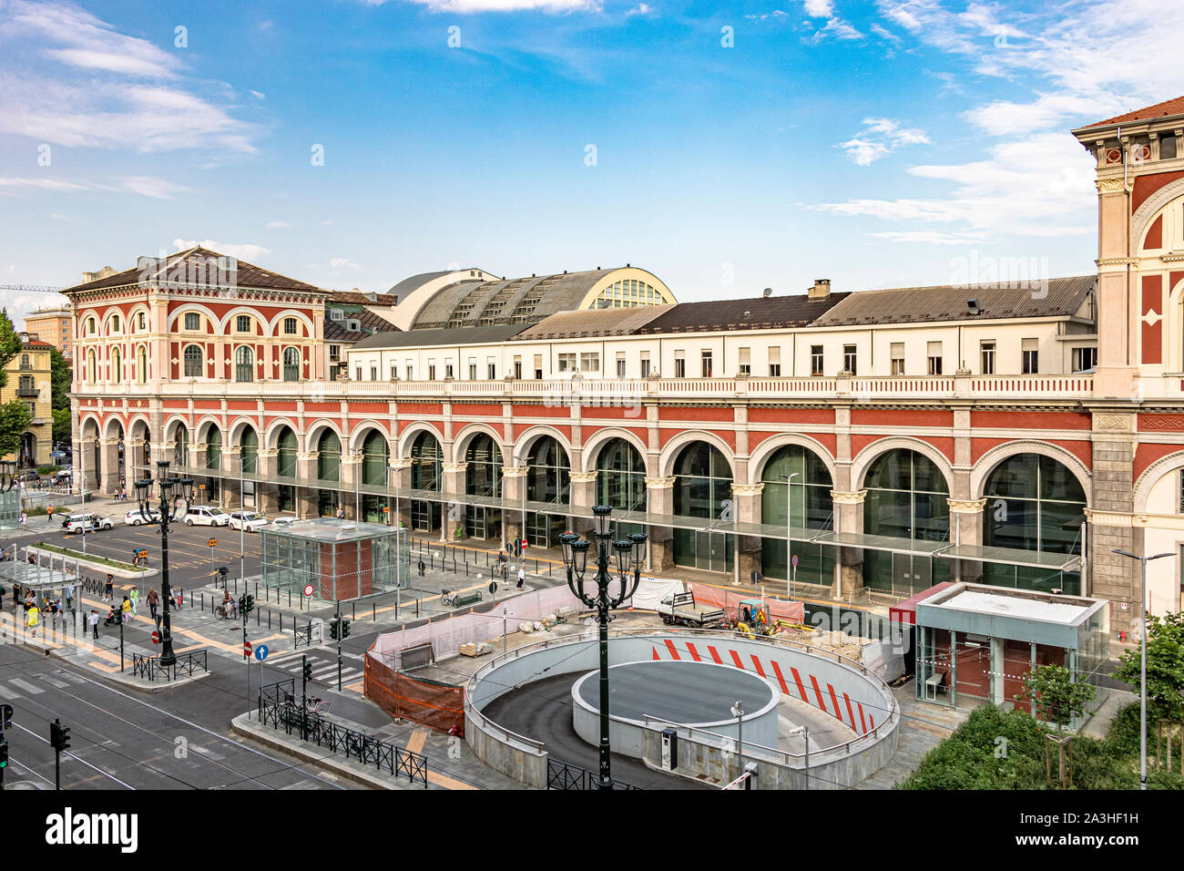 Die schöne Fassade des Torino Porta Nuova railway station, dem Hauptbahnhof von Turin und die Dritte verkehrsreichsten Bahnhof in Italien Stockfoto