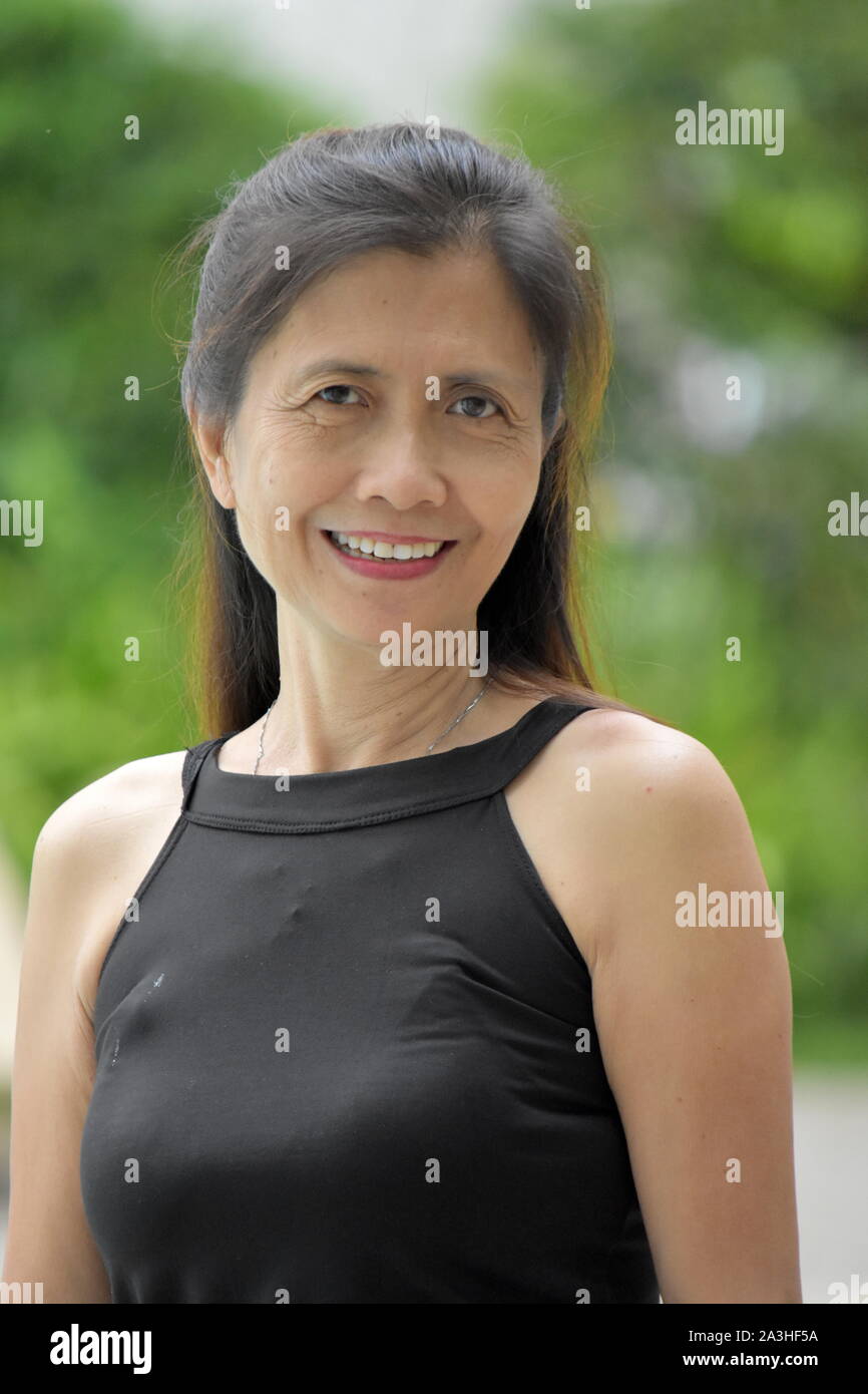 Ein pensionierter Frauenanteil lächelnd Stockfoto