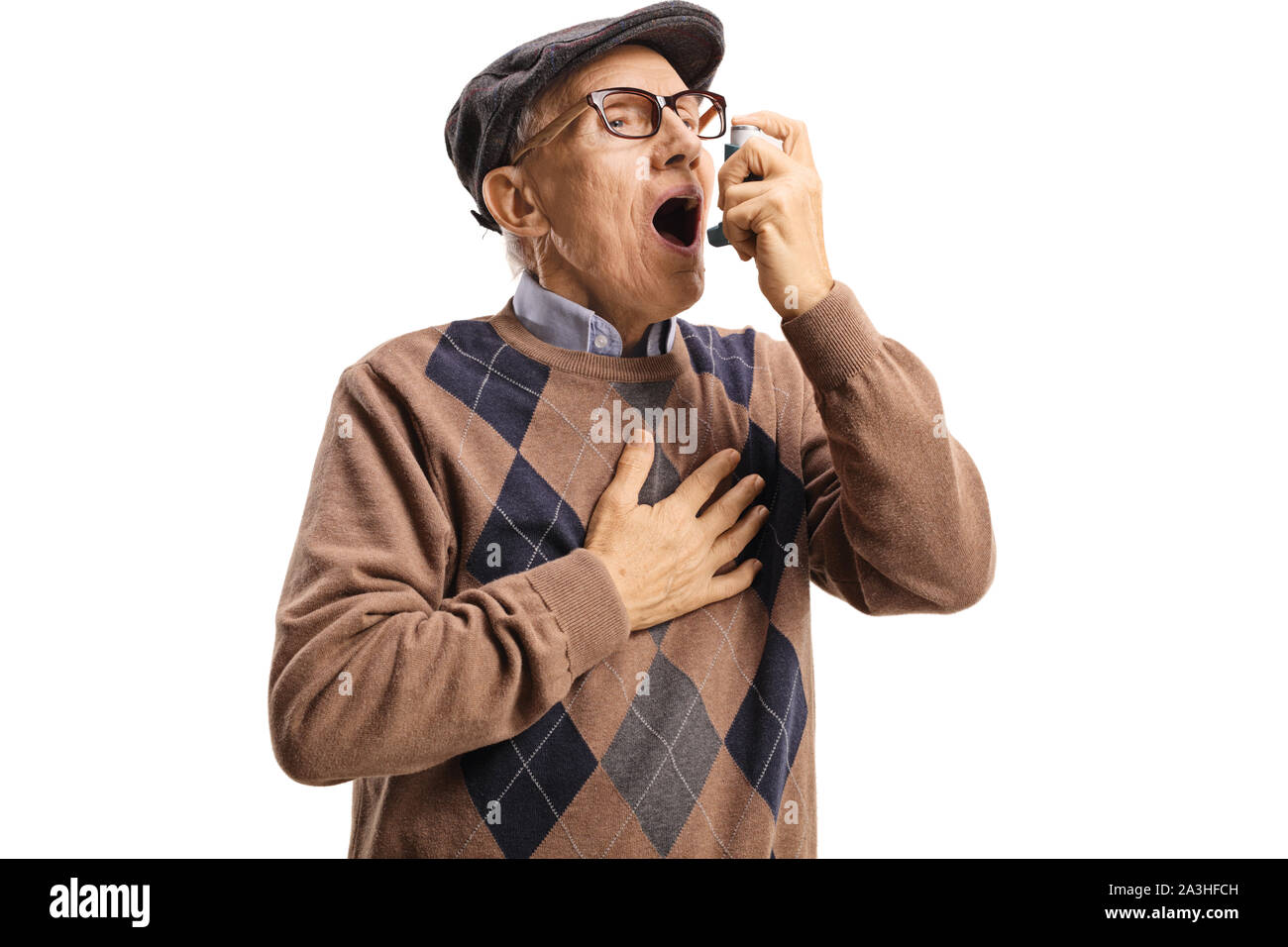 Ältere Menschen mit Asthma mit einem Inhalator auf weißem Hintergrund Stockfoto