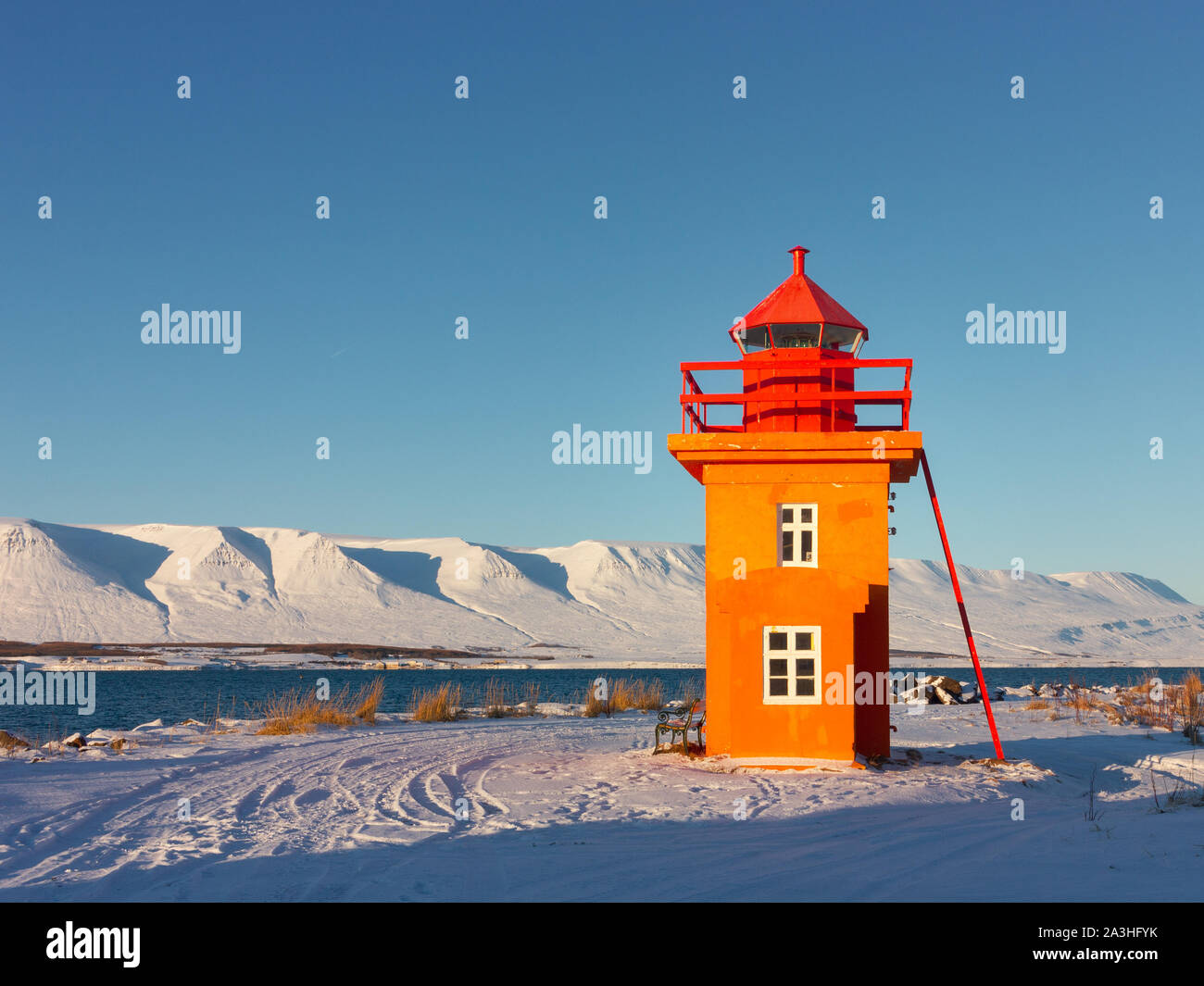 Orange Leuchtturm in der Nähe der Stadt Akureyri im Norden Islands Stockfoto