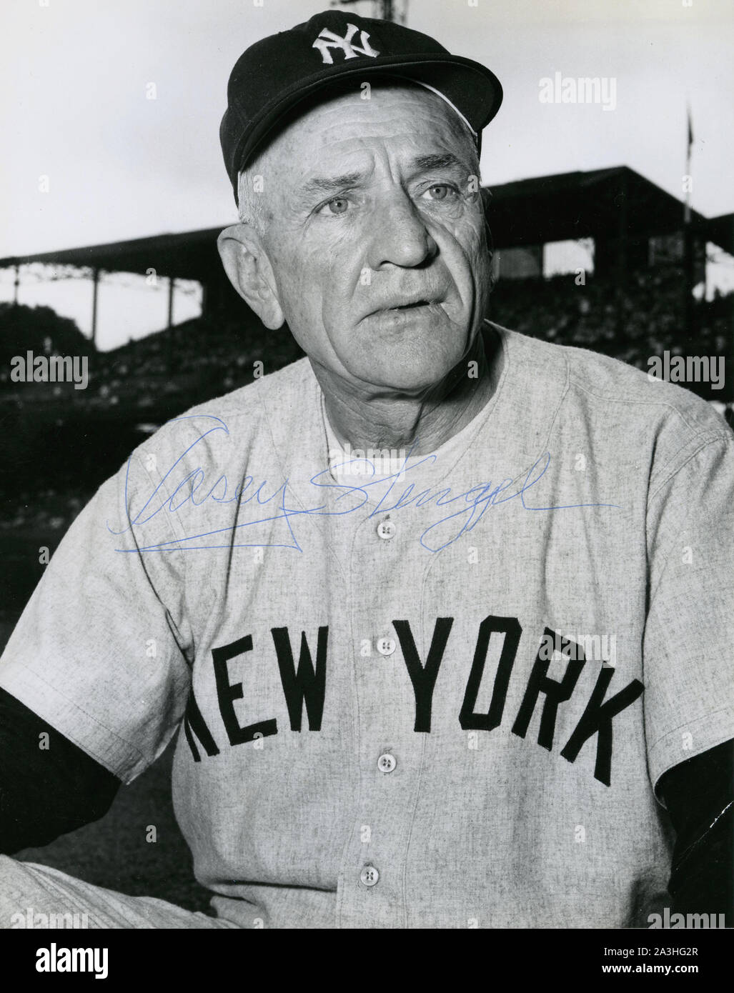 1950s Era autographierte schwarz-weiß Foto von Hall of Fame New York Yankees Baseball manager Casey Stengel. Stockfoto