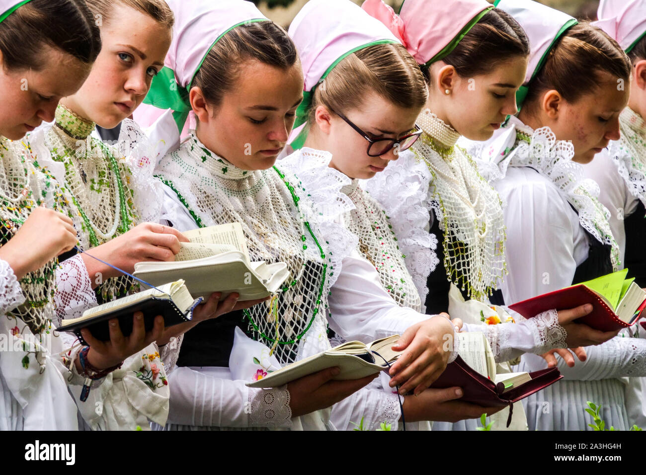 Junge Frauen in Trachten, sorbische Traditionen, Feier Corpus Christi, Crostwitz, Sachsen, Deutschland Stockfoto