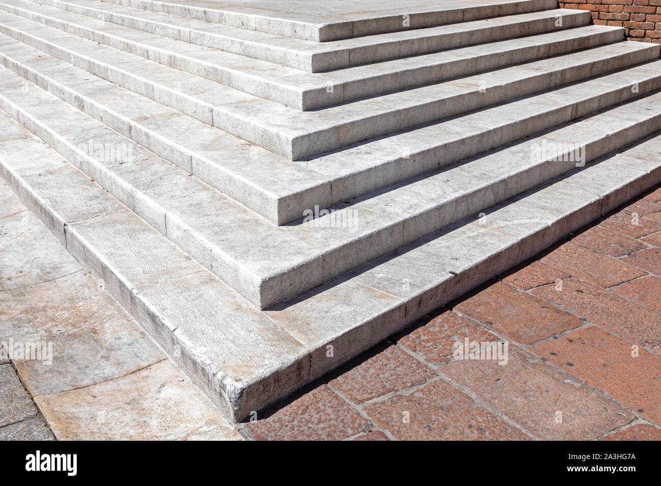 Weißer Marmor Stein Treppen in Bologna Italien Stockfoto