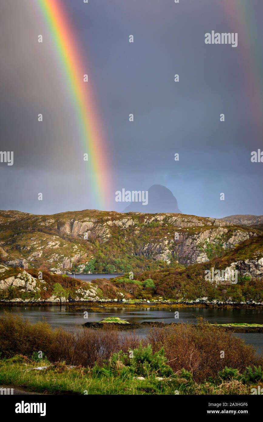 Regenbogen über einem Berg Suilven im Inverpoly National Nature Reserve Assynt Sutherland in den schottischen Highlands Stockfoto