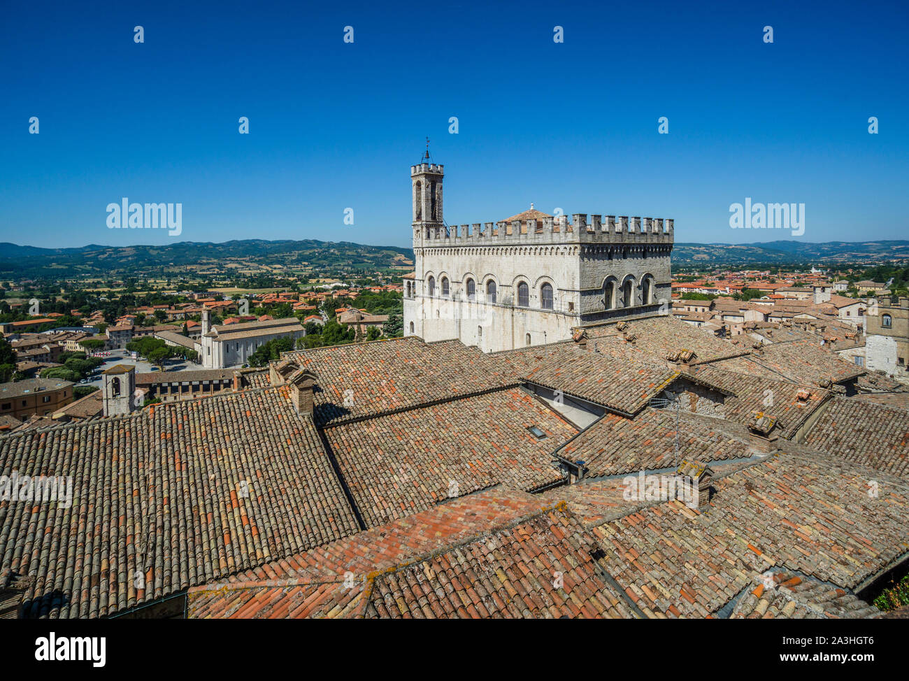 Blick über die Dächer von Gubbio mit dem Palazzo dei Consoli von den Gärten des Palazzo Ducale, Gubbio, Umbrien, Italien Stockfoto
