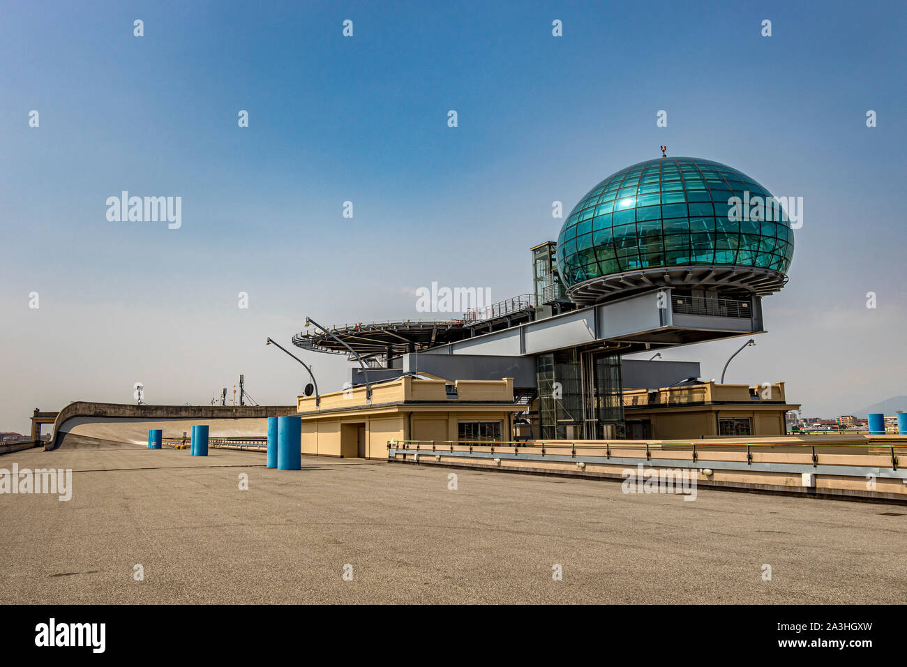 Glas control tower und Hubschrauberlandeplatz auf dem FIAT Teststrecke auf dem Dach des Lingotto Gebäude, jetzt ein Einkaufs- und Unterhaltungskomplex, Turin, Italien Stockfoto