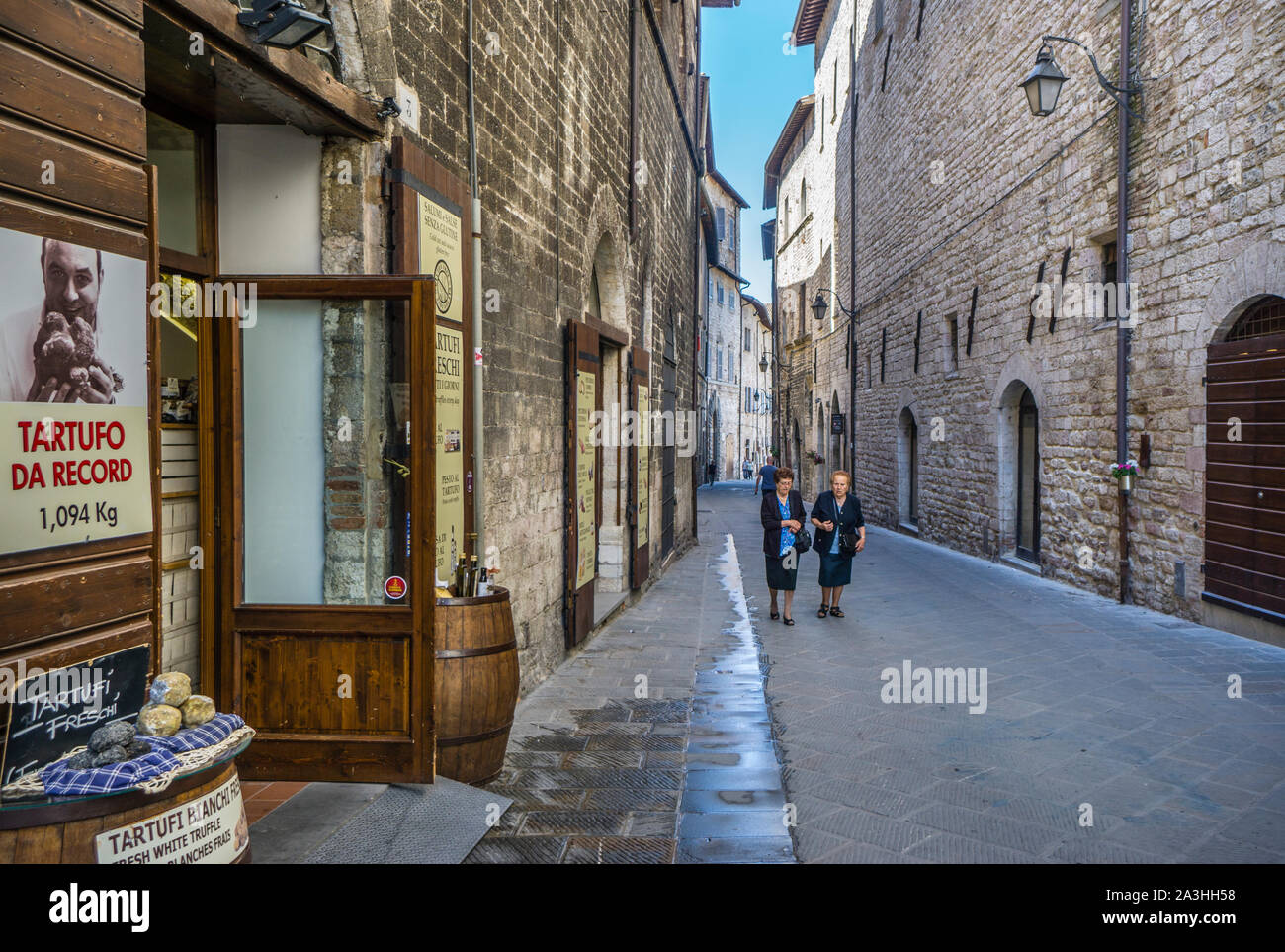 Schmale Straße mit mittelalterlichen Häusern aus Stein, im historischen Zentrum von Gubbio, Umbrien, Italien Stockfoto