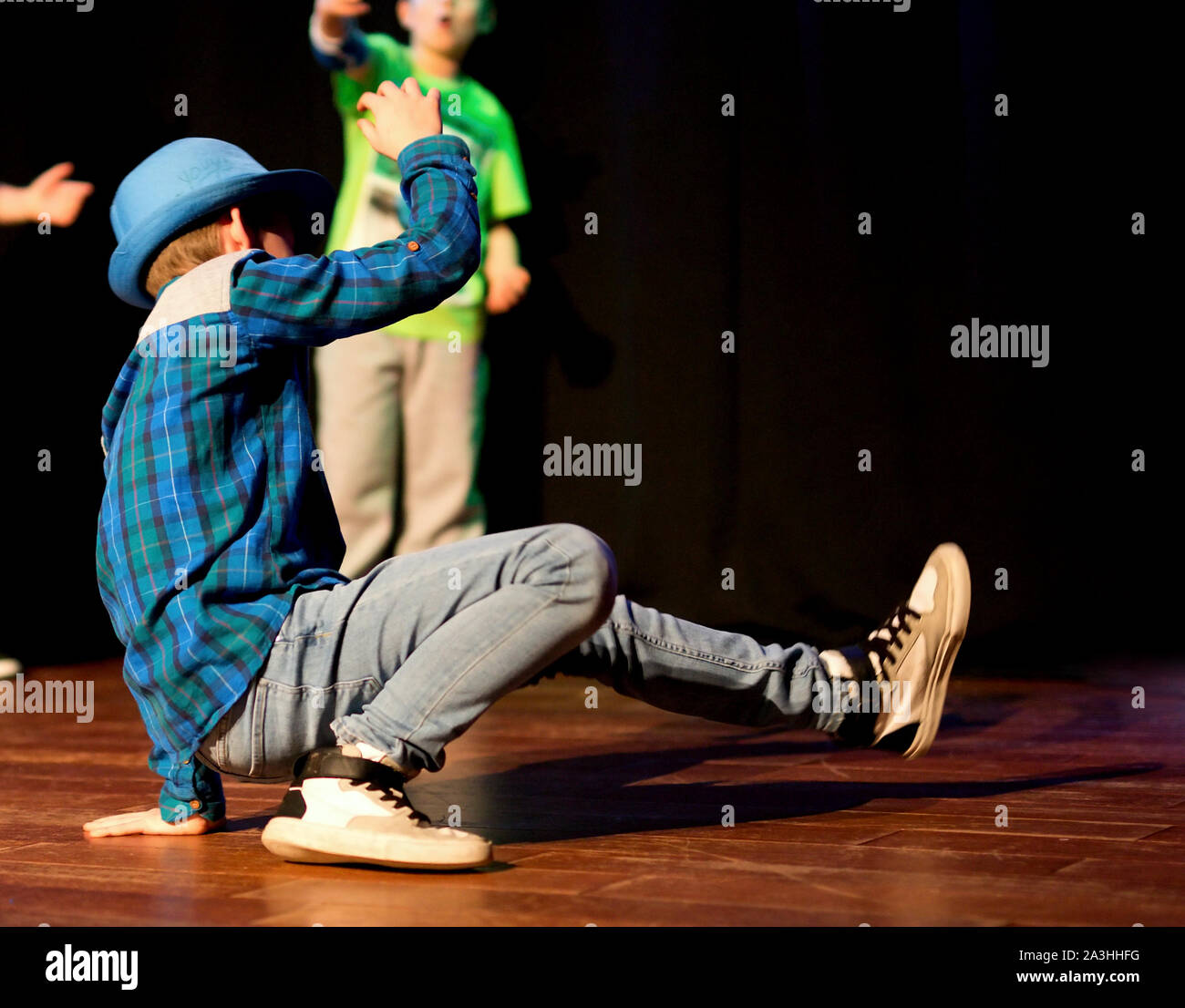 Break Dance, Breakdance Tänzerin in einer einzigartigen Figur, Tänzerin in einer Pose Stockfoto