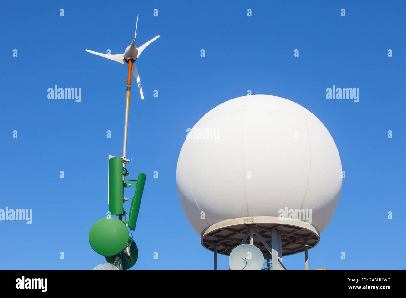 Wetterradar Station auf dem Gipfel des Sierra de Fuentes, Spanien. Antennen, wind turbine und Kuppel Stockfoto