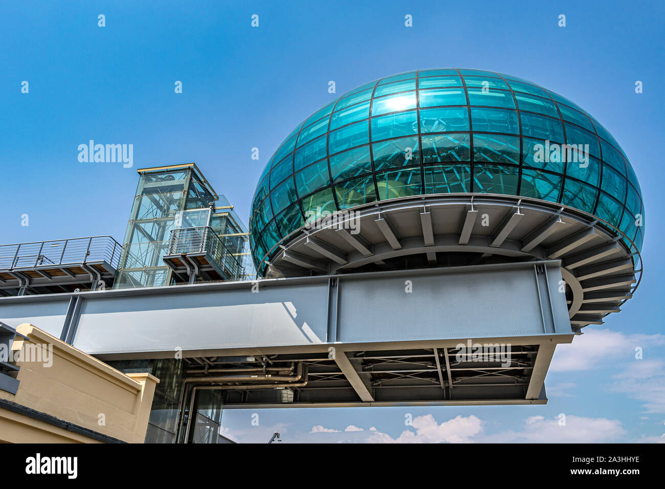 Glas control tower und Hubschrauberlandeplatz auf dem FIAT Teststrecke auf dem Dach des Lingotto Gebäude, jetzt ein Einkaufs- und Unterhaltungskomplex, Turin, Italien Stockfoto