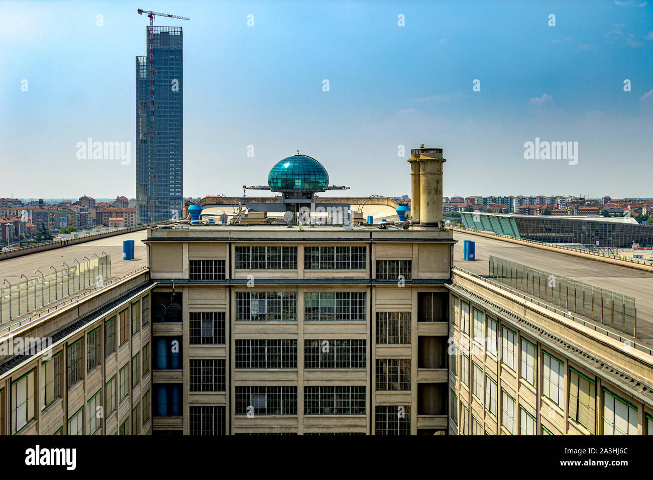 Der Lingotto Gebäude, das von dem italienischen Autobauer Fiat, jetzt ein Einkaufs- und Unterhaltungskomplex mit einem Dach Auto Test Track, Turin, Italien Stockfoto