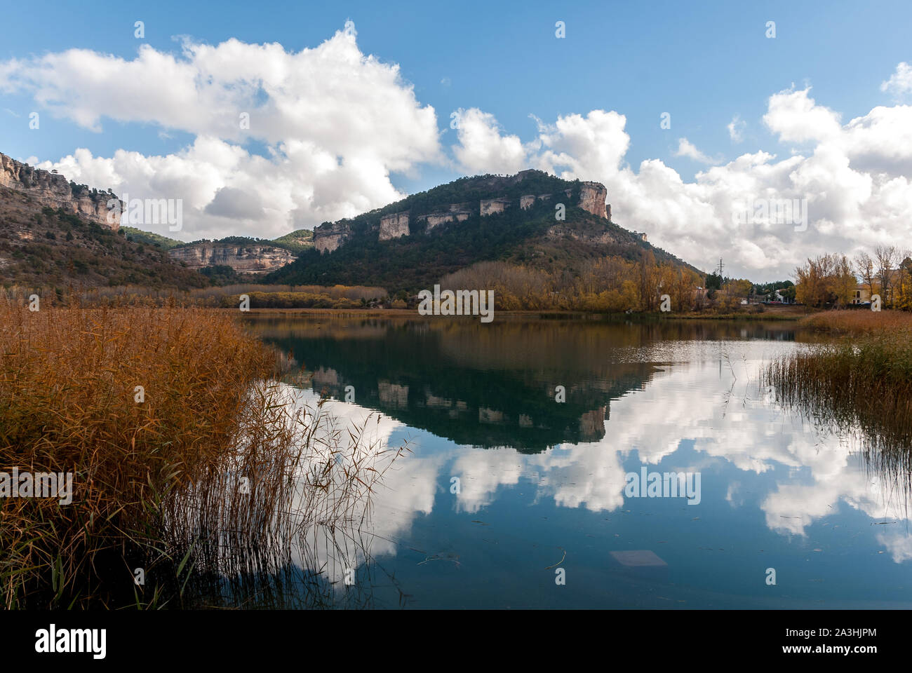 Herbst in der Laguna de Uña in Cuenca, Spanien Stockfoto