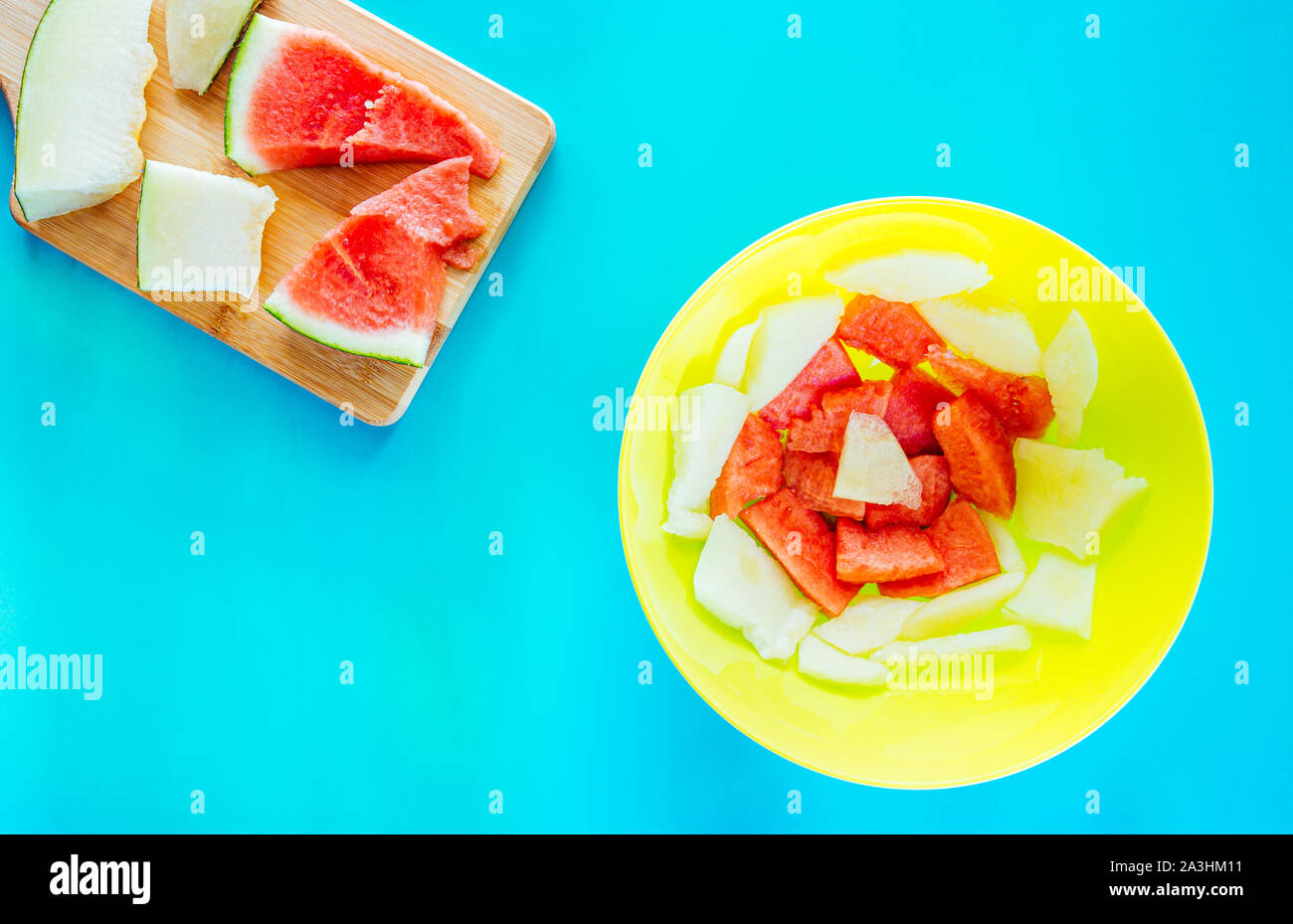 Gesundes Dessert für einen Sommer Picknick mit frische Melone und Keile saftige Wassermelone von oben in einem flachen lag noch leben, blauer Hintergrund gesehen Stockfoto