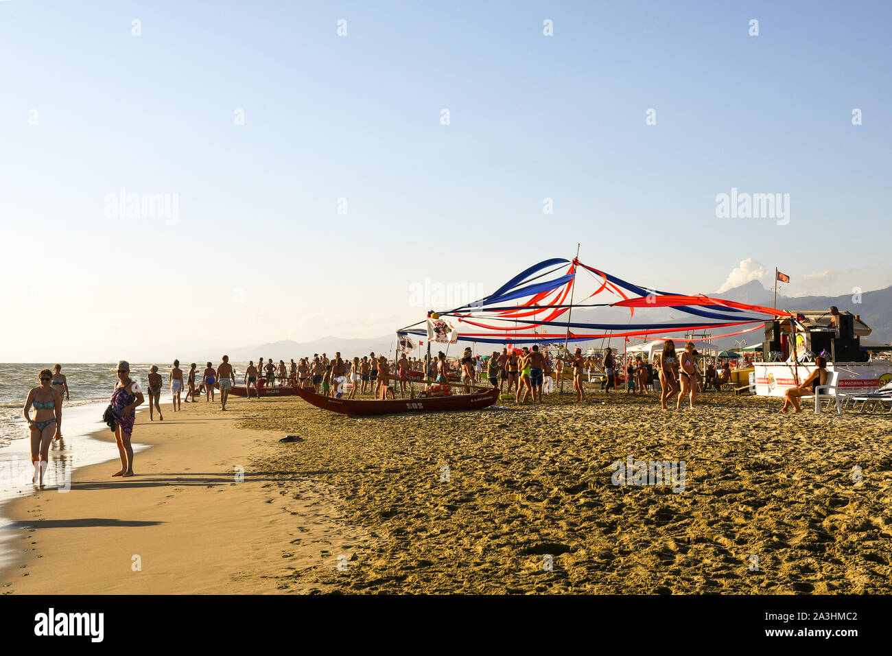 Blick auf den Sandstrand von Lido di Camaiore, voll mit Urlaubern am Strand Party August, Italienischen Nationalen fest, Toskana, Italien zu feiern. Stockfoto