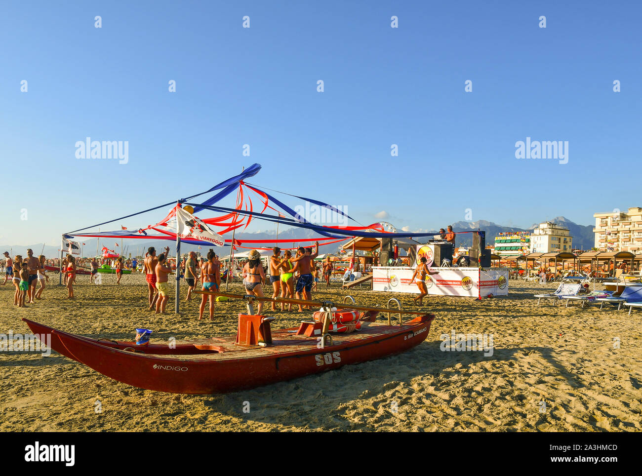 Eine beach Party am Strand von Lido di Camaiore mit Urlaubern tanzen auf den Sand der August, Versilia, Toskana, Italien zu feiern. Stockfoto