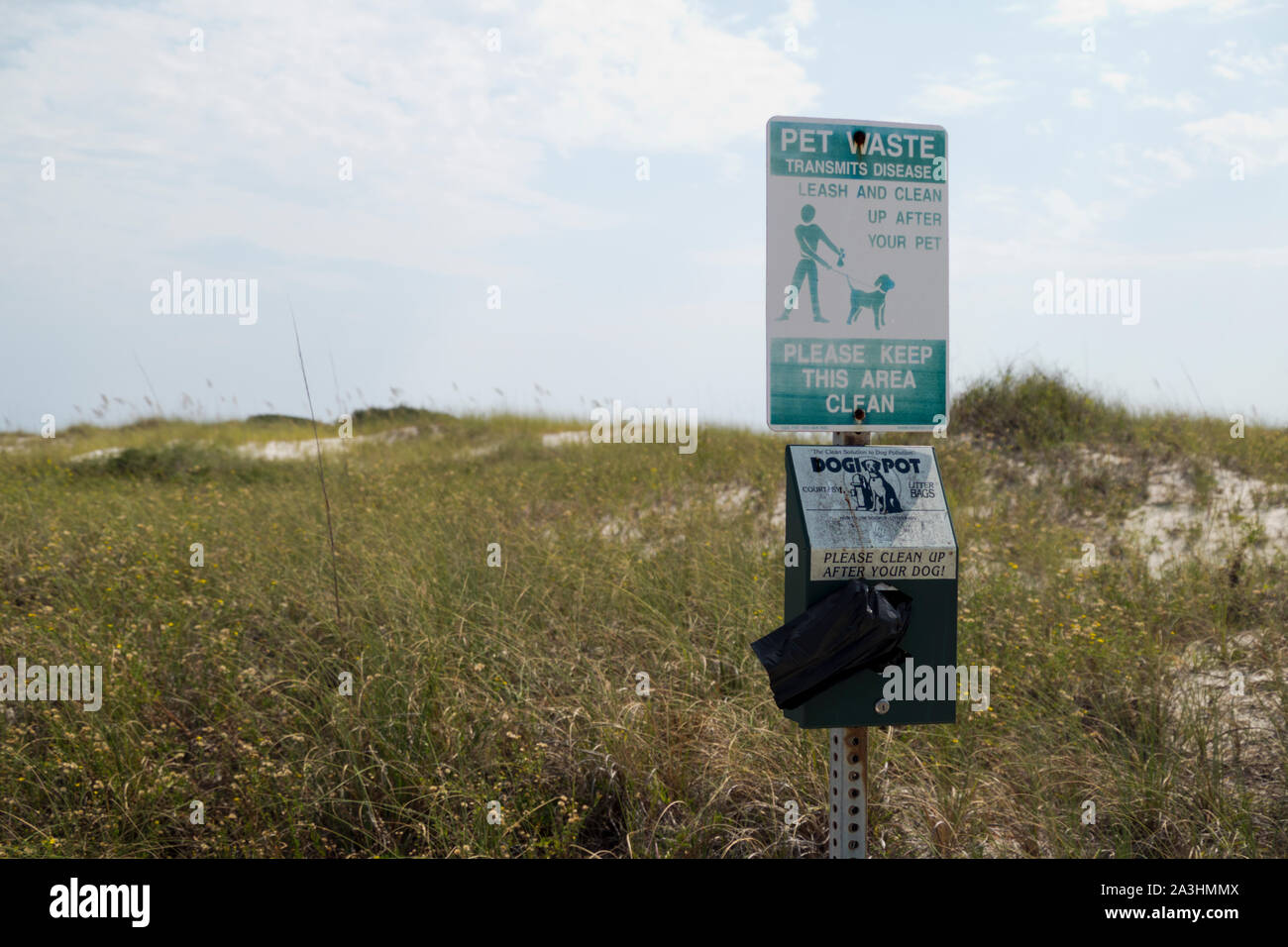 Plastikbeutel Dispenser und Zeichen erinnern Haustier Eigentümer bis nach ihrer Tiere am Rosamond Johnson, Jr. National Park in der Nähe von Pensacola, Florida zu reinigen, Stockfoto