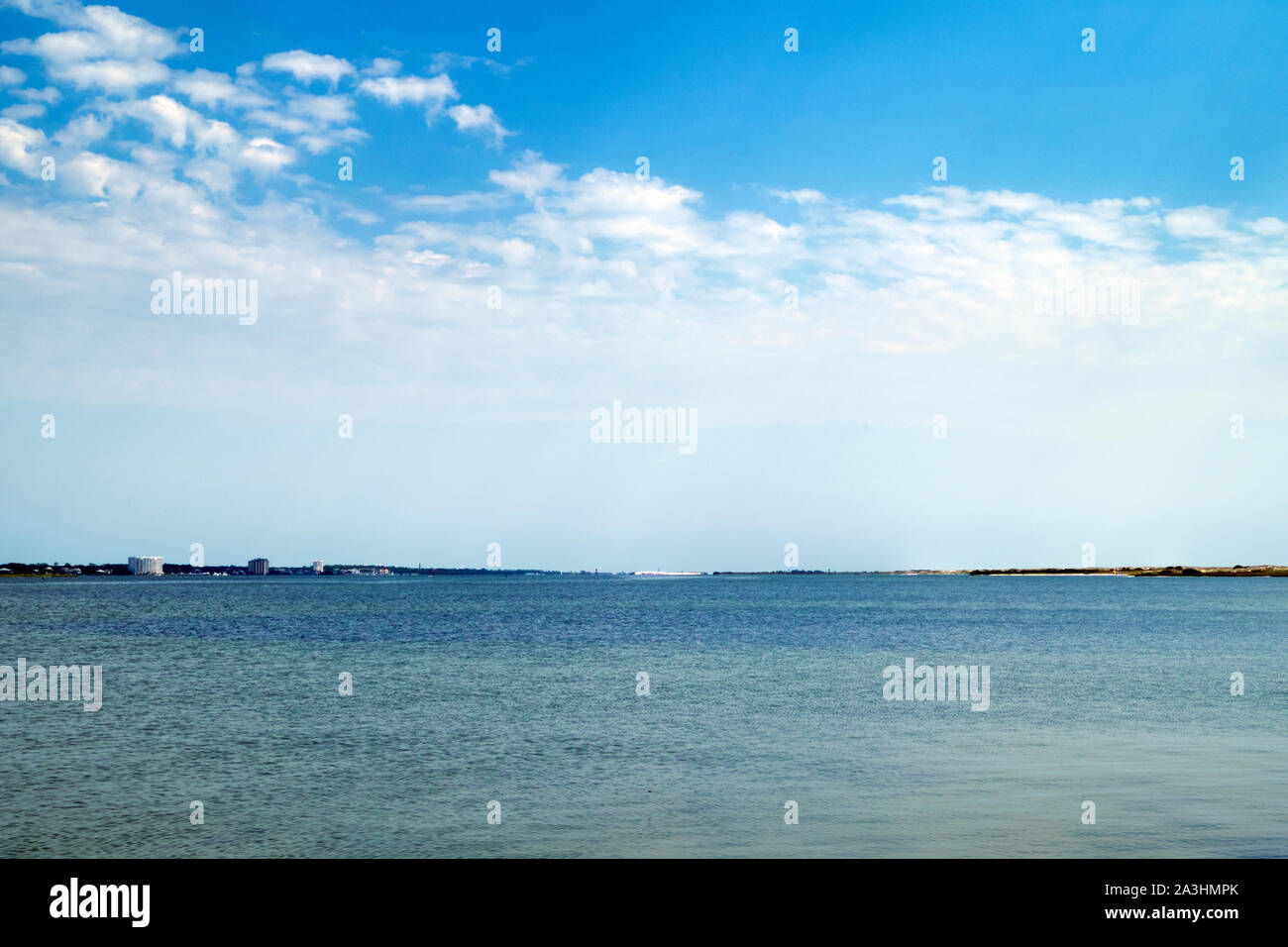 Ein Blick auf die große Lagune in Richtung Pensacola, Florida vom Rosamond Johnson, Jr National Park. Stockfoto