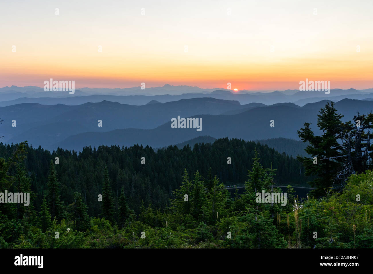 Orange Sonnenaufgang über Summit Lake im Sommer Tag in Washington. Stockfoto