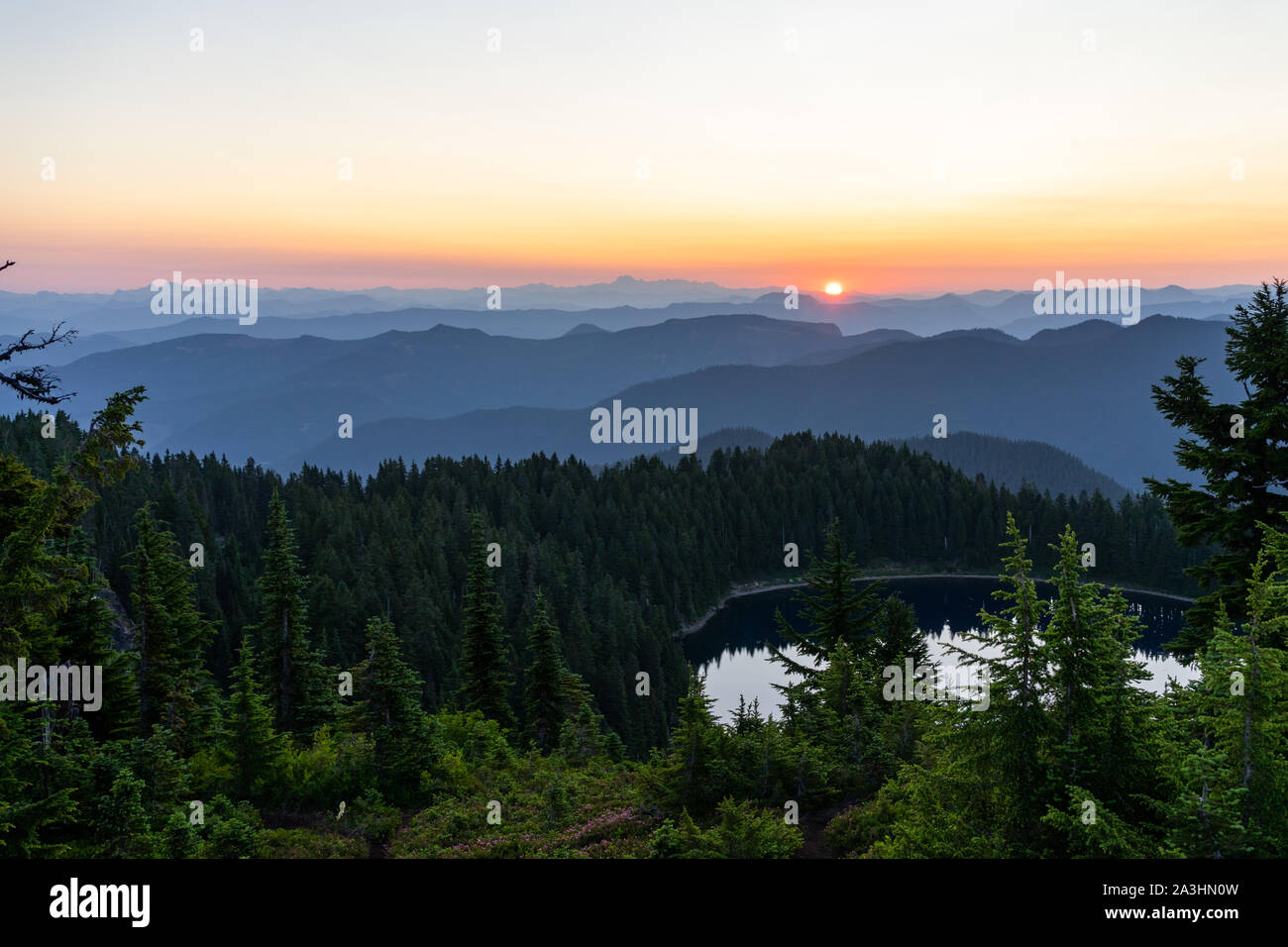 Orange Sonnenaufgang über Summit Lake im Sommer Tag in Washington. Stockfoto