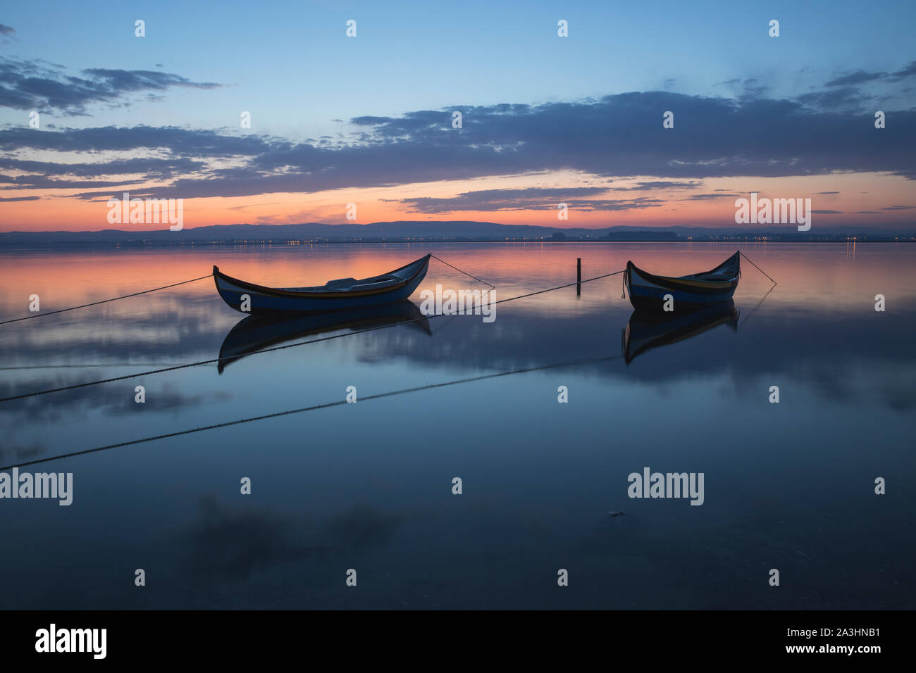 Zwei Boote aus Holz bei Sonnenaufgang Stockfoto