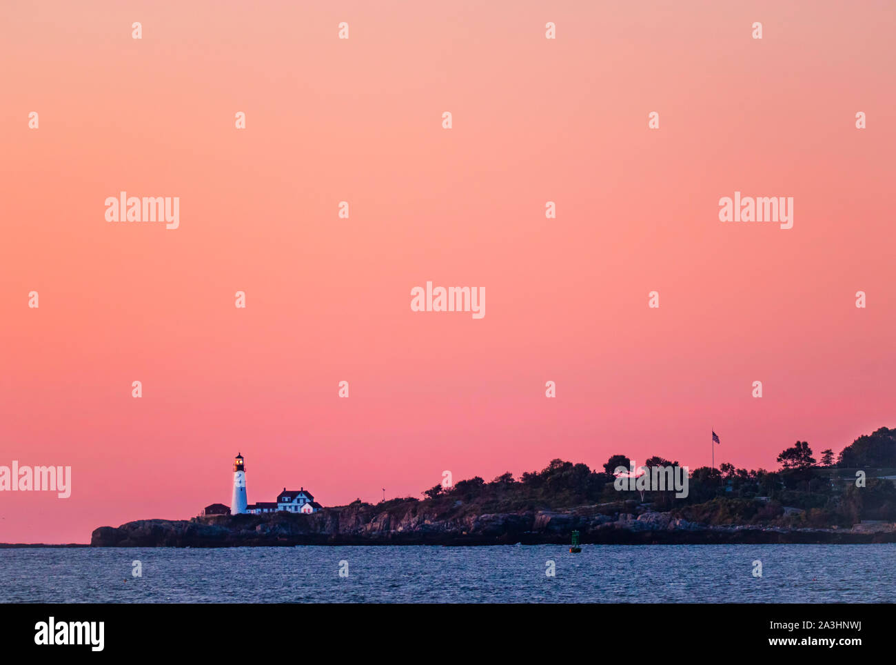 CAPE ELIZABETH, ME - 13. SEPTEMBER: Portland Head Rundumleuchte leuchtet in der Dämmerung mit schönen rosa Himmel. (© Carl D. Walsh/2019) Stockfoto