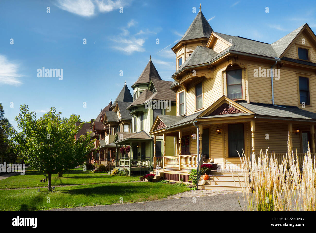 In Syracuse, New York, USA. Oktober 8, 2019. In den 1880er Jahren den schönen viktorianischen Häuser als die fünf Schwestern, gegenüber von Leavenworth Park n gebaut, bekannt Stockfoto