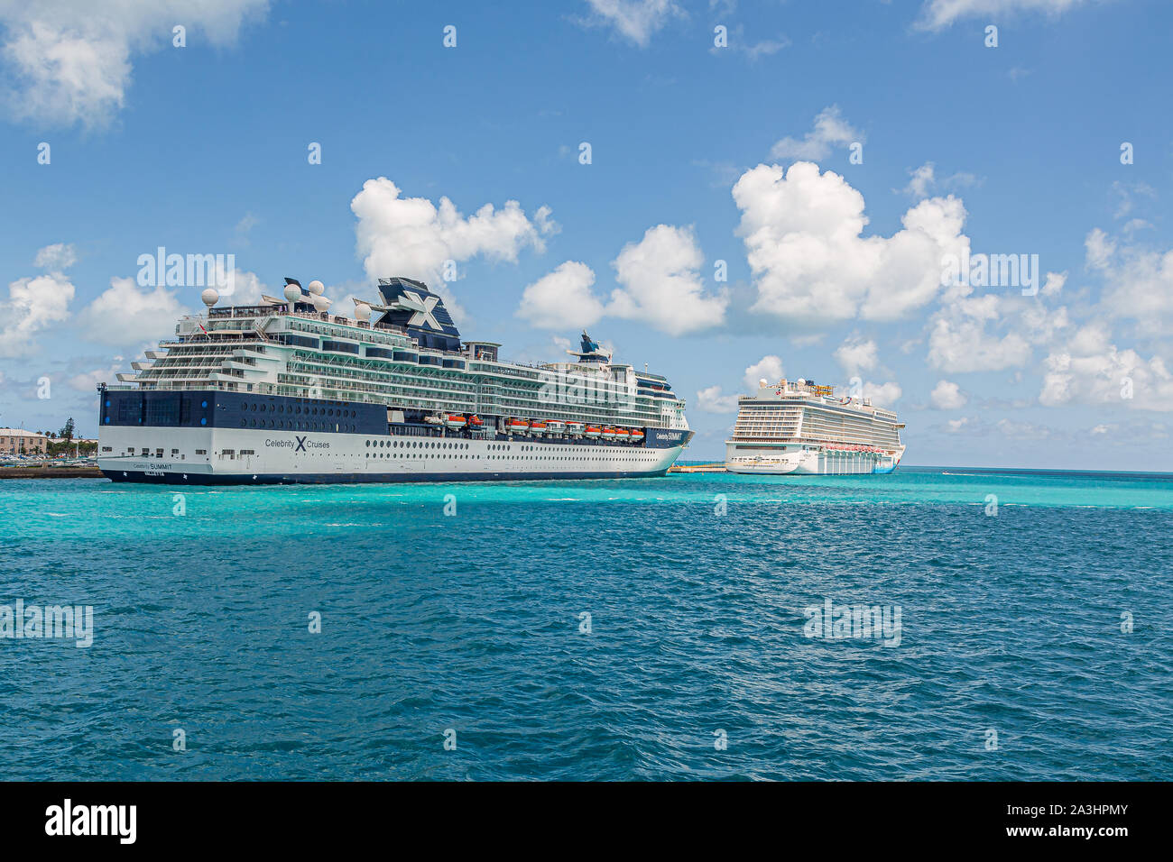 HAMILTON, Bermuda - 12. Juli 2017: Bermuda hat eine Mischung aus Britischen  und Amerikanischen Kultur, die in der Hauptstadt gefunden werden kann,  Hamilton. Die Royal Naval D Stockfotografie - Alamy