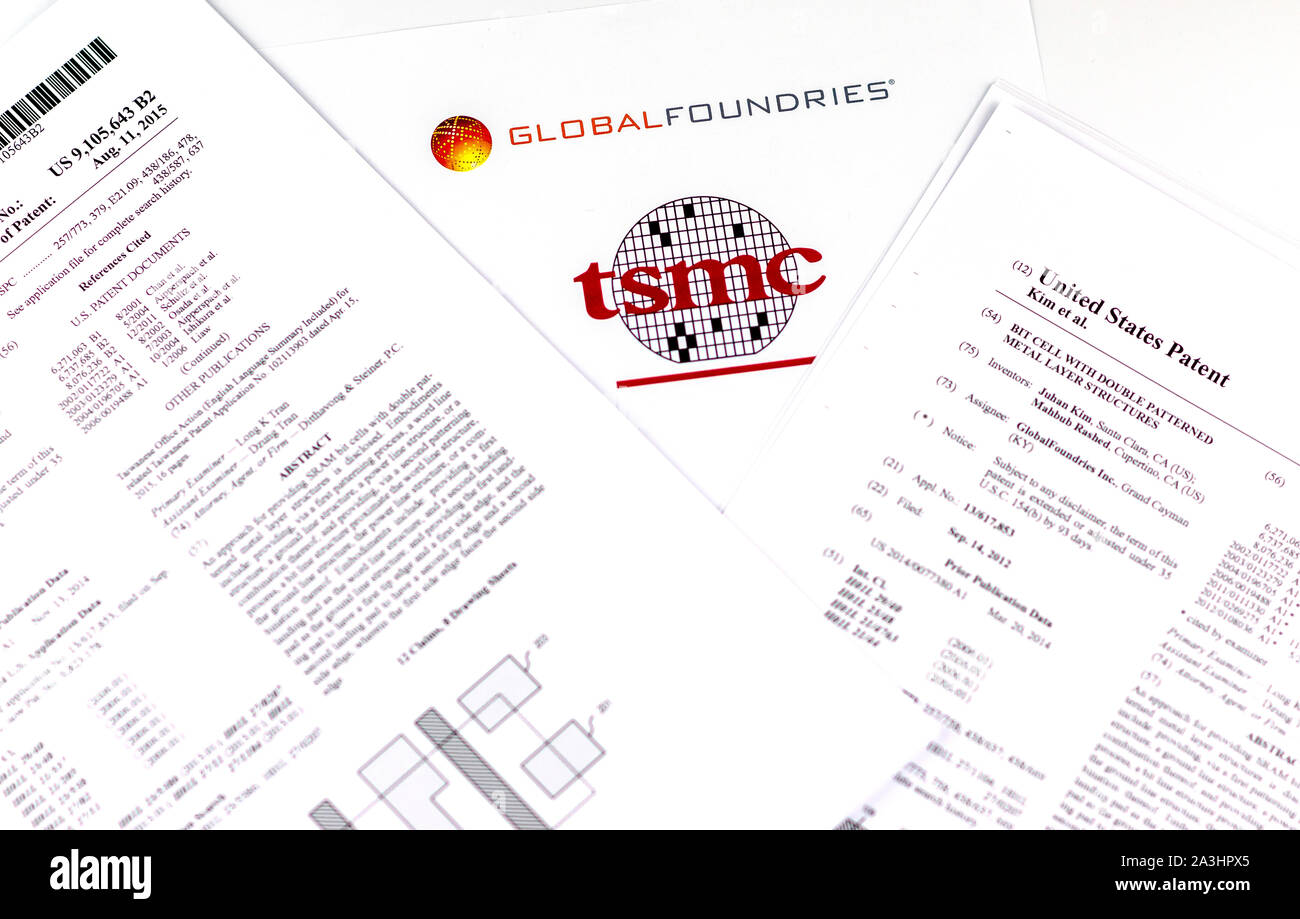 GLOBAL FOUNDRIES vs TSMC. Logos der Unternehmen der Halbleiterindustrie und zwei gedruckte US-Patente, die in Anspruch genommen werden von TSMC verletzt zu werden. Stockfoto