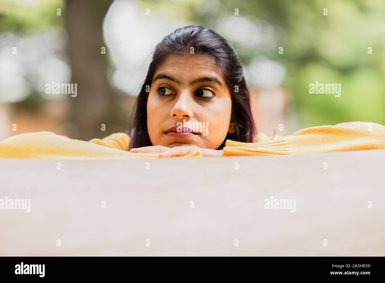 Junge Frau wandern und in der Nähe von einem Baumstamm müde Stockfoto