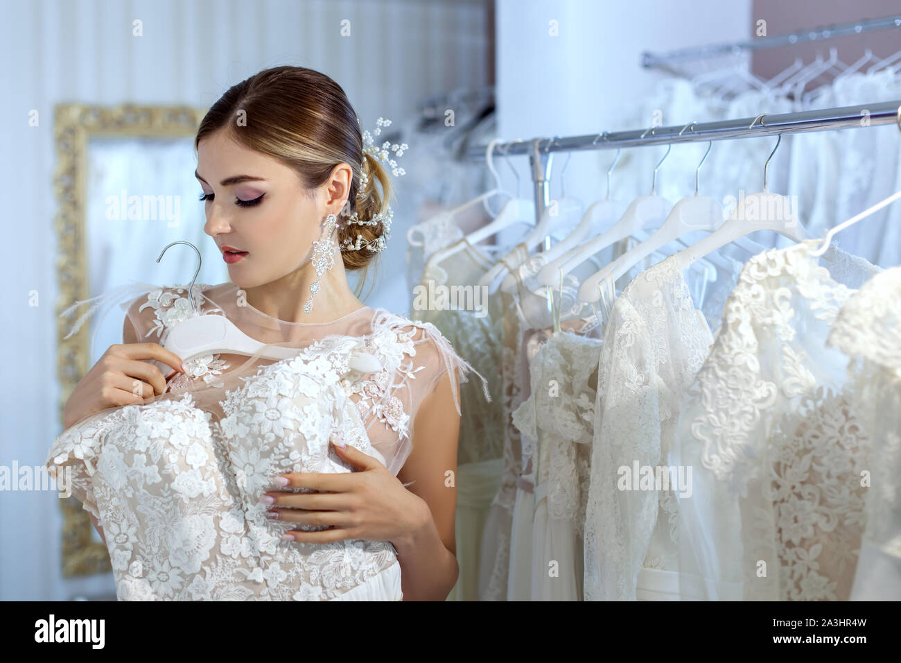 Schöne junge Frau Maßnahmen hochzeit kleider in Bridal Salon. Stockfoto