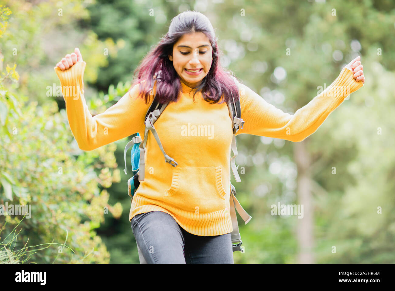Junge Wanderer Frau springen Stockfoto