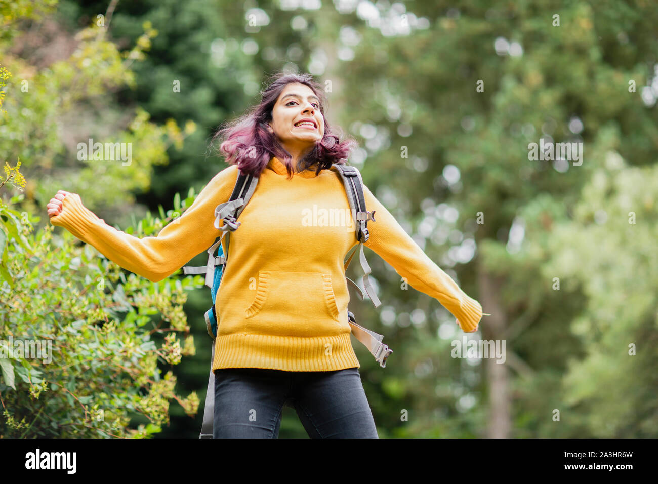 Junge Frau Wanderer springen Stockfoto