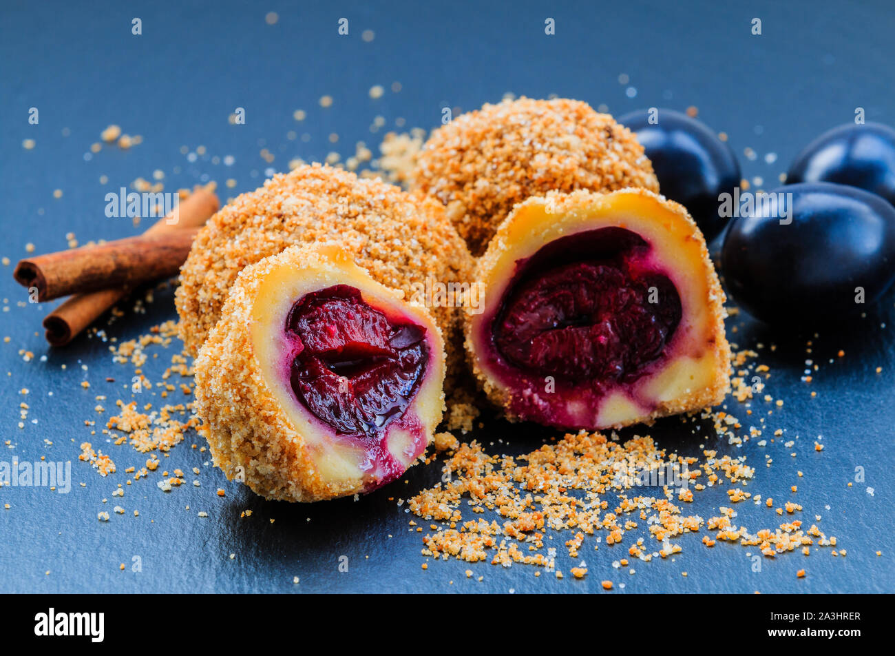 Pflaume Knödel. Traditionelle hausgemachte süße Pflaume Knödel mit Streuseln und Zimt. Stockfoto