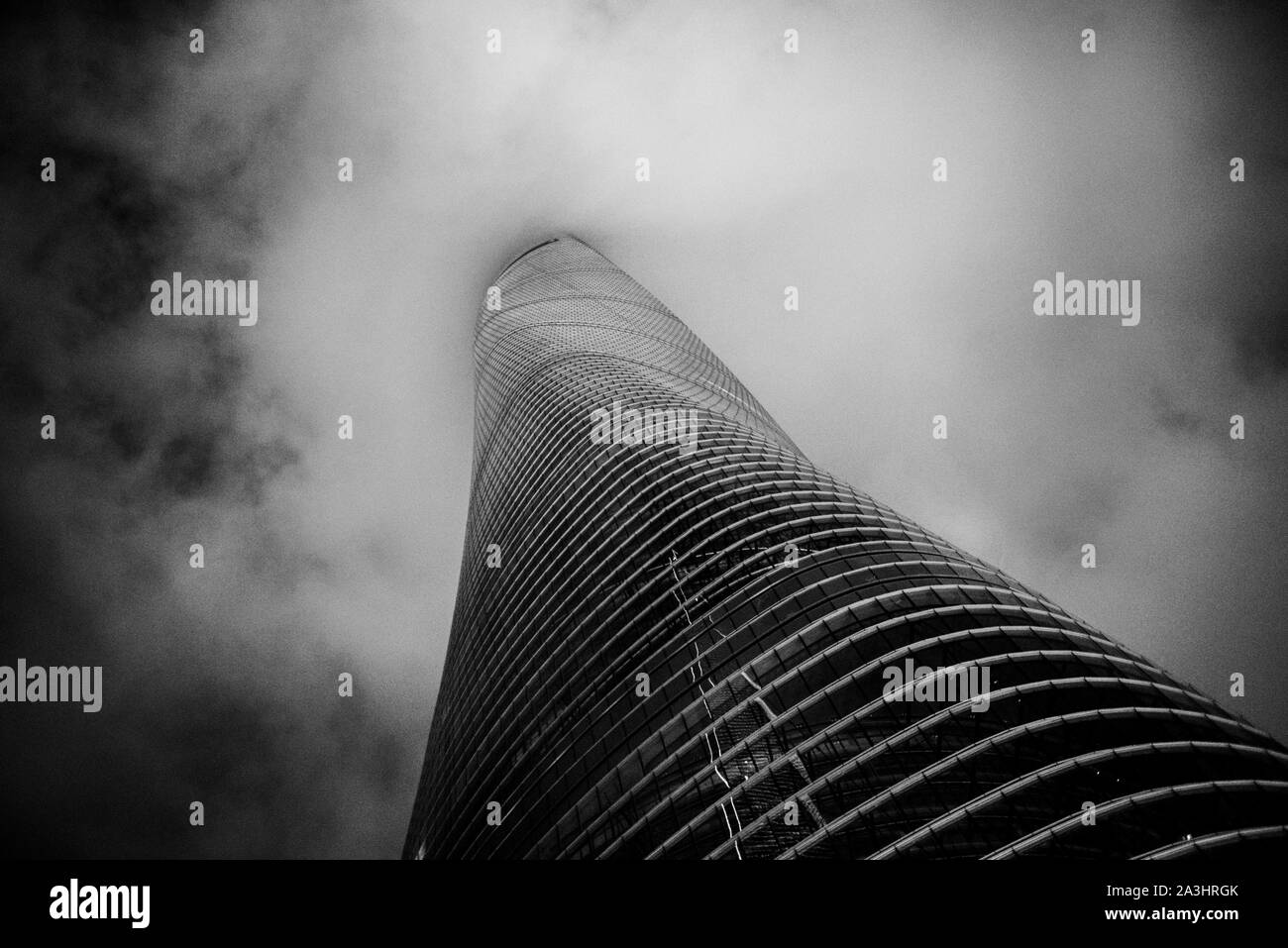 Iew eines hohen Wolkenkratzer in Shanghai, Schwarz und Weiß Stockfoto