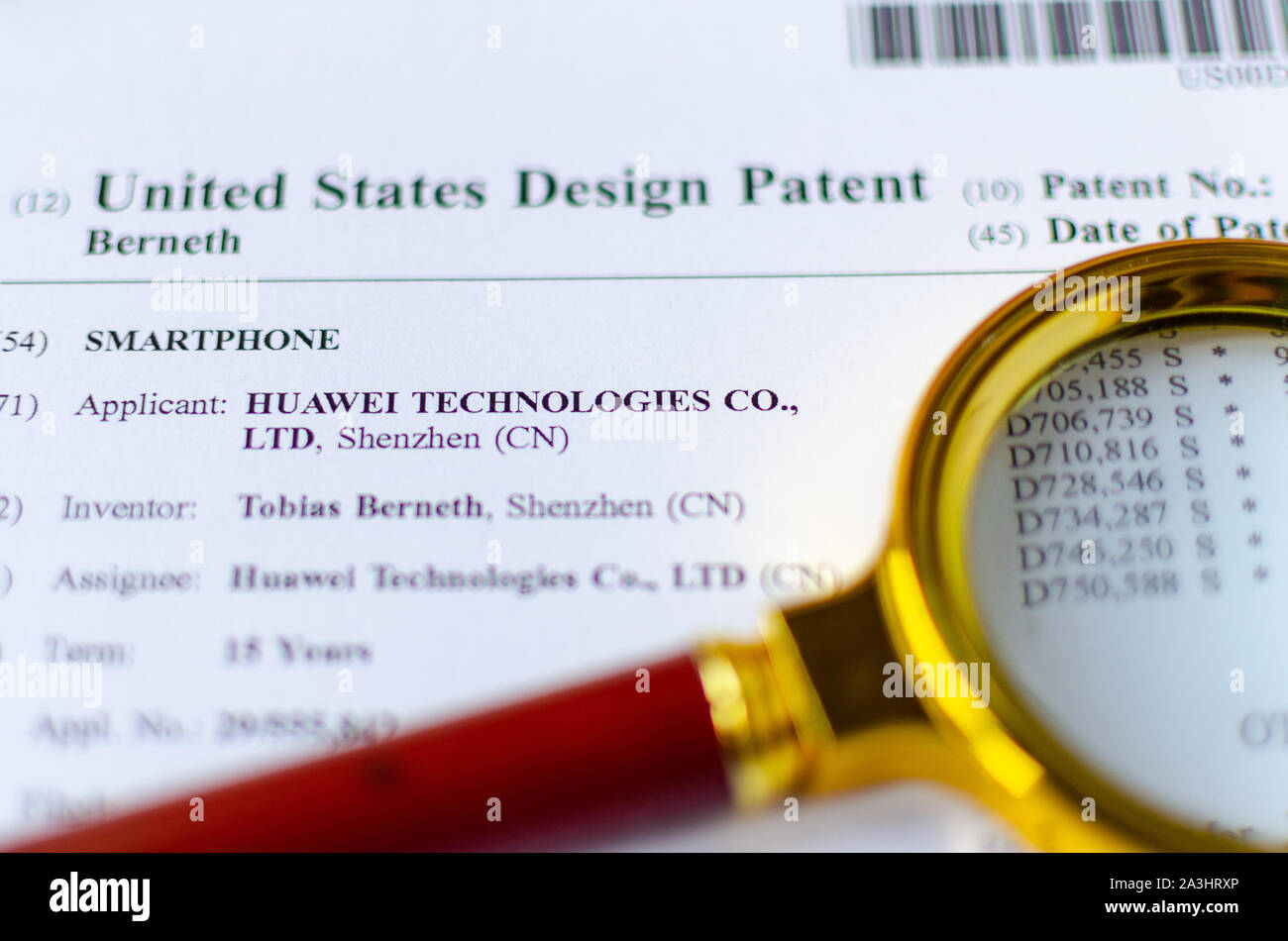 Die Nahaufnahme Foto von HUAWEI US-Patent- und Lupe. Chinesische Technologien sind Gegenstand der Untersuchung. Stockfoto