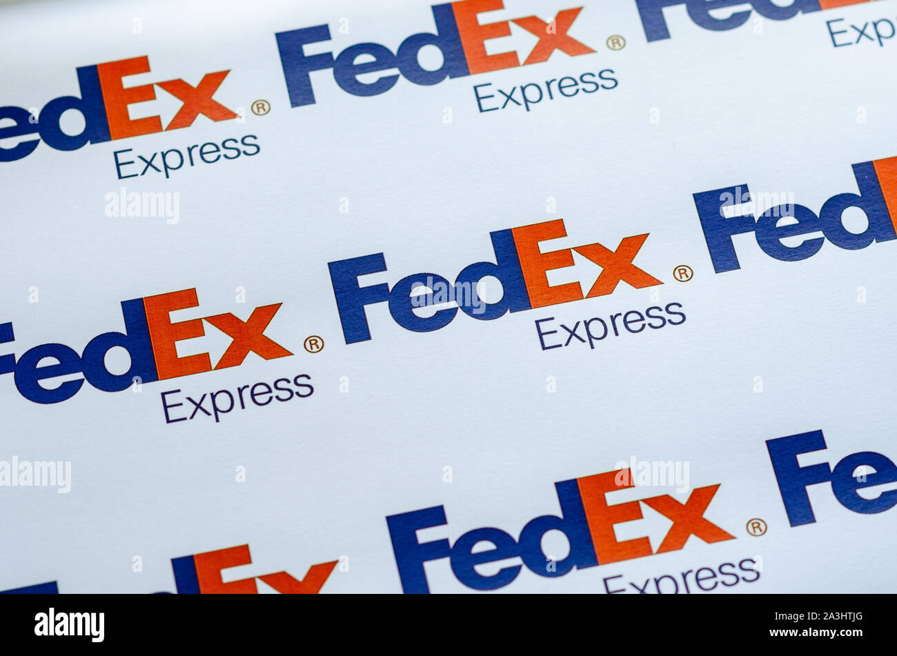Mehrere FedEX Logos auf einer großen Leinwand mit dem natürlichen Sonnenlicht fällt auf Sie. Die flache Tiefenschärfe verwendet. Stockfoto