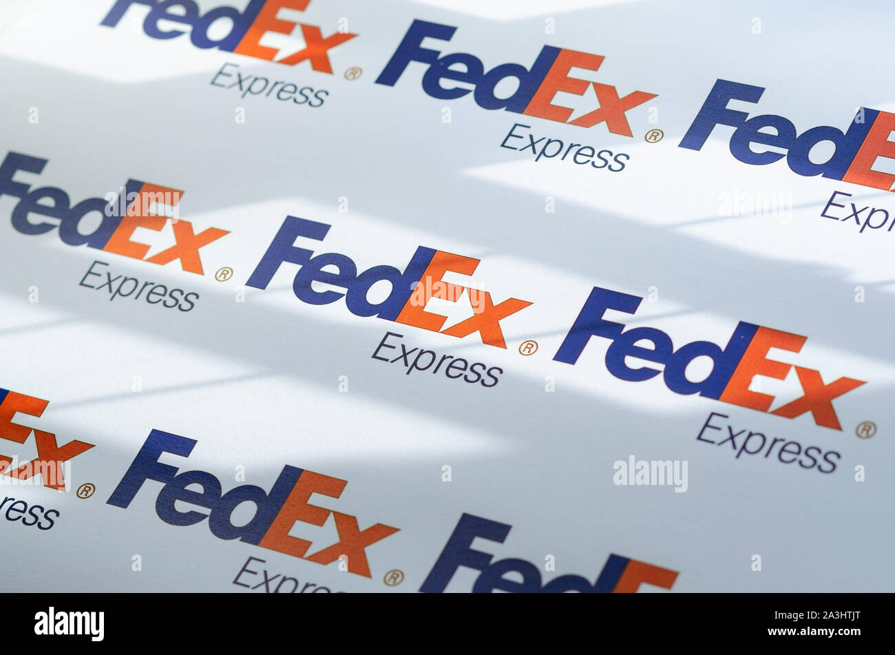 Mehrere FedEX Logos auf einer großen Leinwand mit dem natürlichen Sonnenlicht fällt auf Sie. Die flache Tiefenschärfe verwendet. Stockfoto