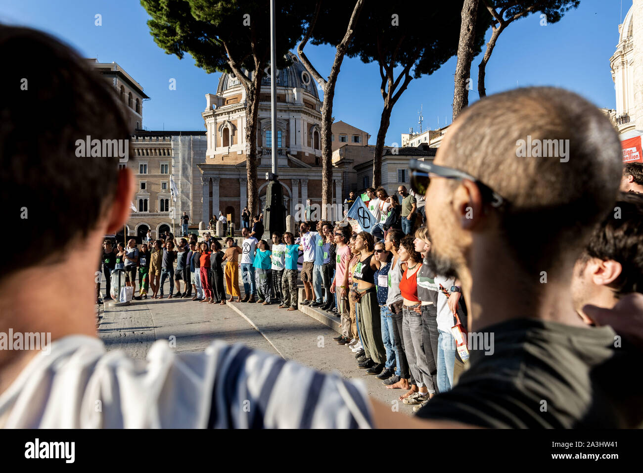Rom, Italien. 8. Oktober, 2019. Aussterben Rebellion Italia Aktion in der Innenstadt von Rom. Ex, abrevetion des Aussterbens Rebellion, ist eine nicht-politische Bewegung mit dem Ziel der Verwendung von zivilen Ungehorsam Regierung Handeln beim Klimaschutz Aufschlüsselung zu zwingen, den Verlust der biologischen Vielfalt, und die Gefahr der sozialen und ökologischen Kollaps. heute mehr als 100 Menschen nahmen Teil der Vorführung vor dem Altare della Patria. Credit: Matteo Trevisan/ZUMA Draht/Alamy leben Nachrichten Stockfoto
