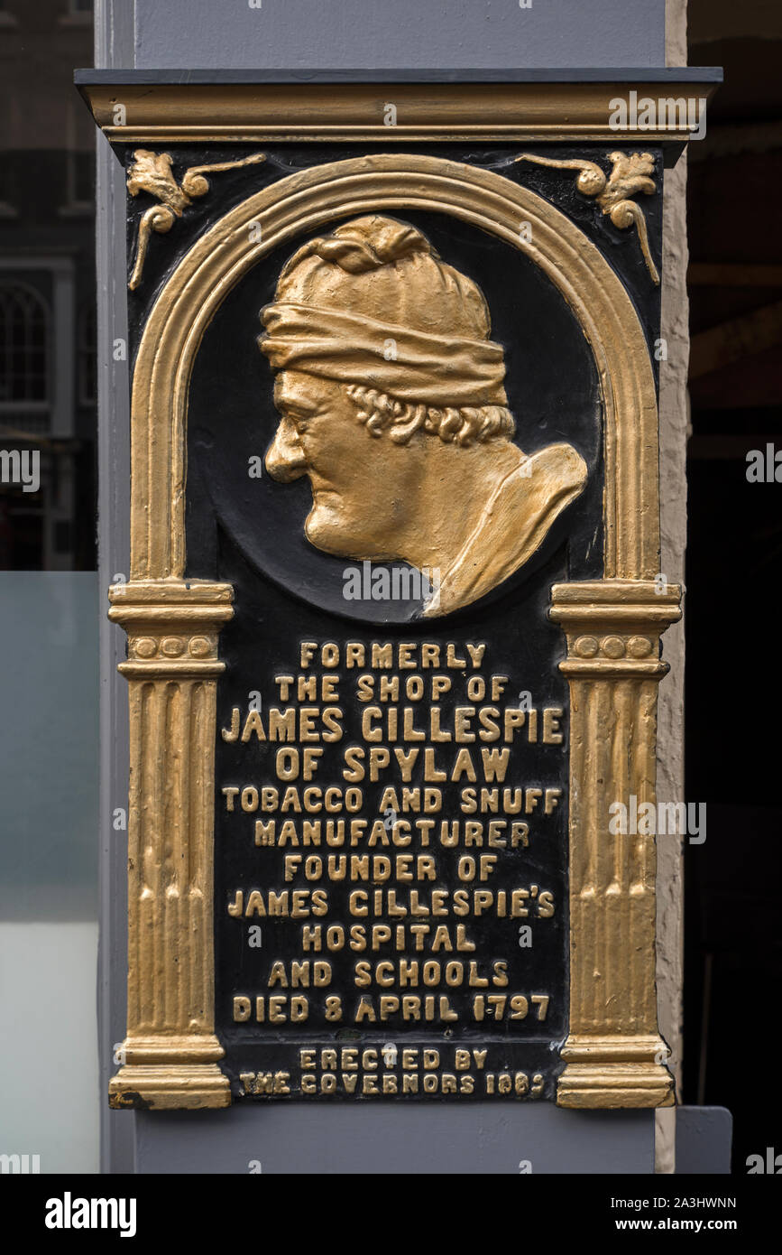 Gedenktafel an der Stelle der ursprünglichen James Gillespie's Shop, und Schnupftabak Hersteller und Gründer von James Gillespie's School, Edinburgh. Stockfoto