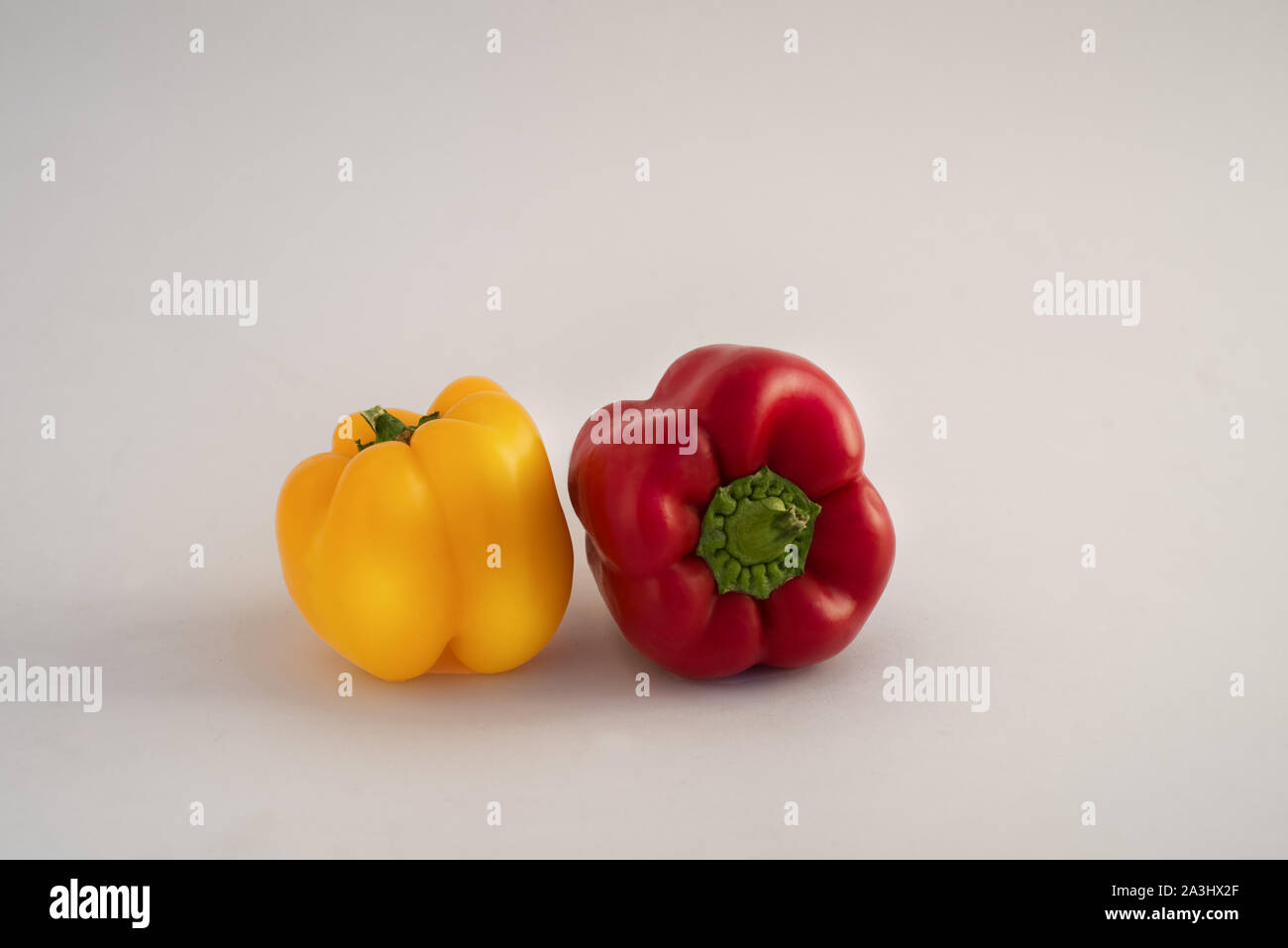 Gelbe und rote Paprika nicht weißen Hintergrund Stockfoto