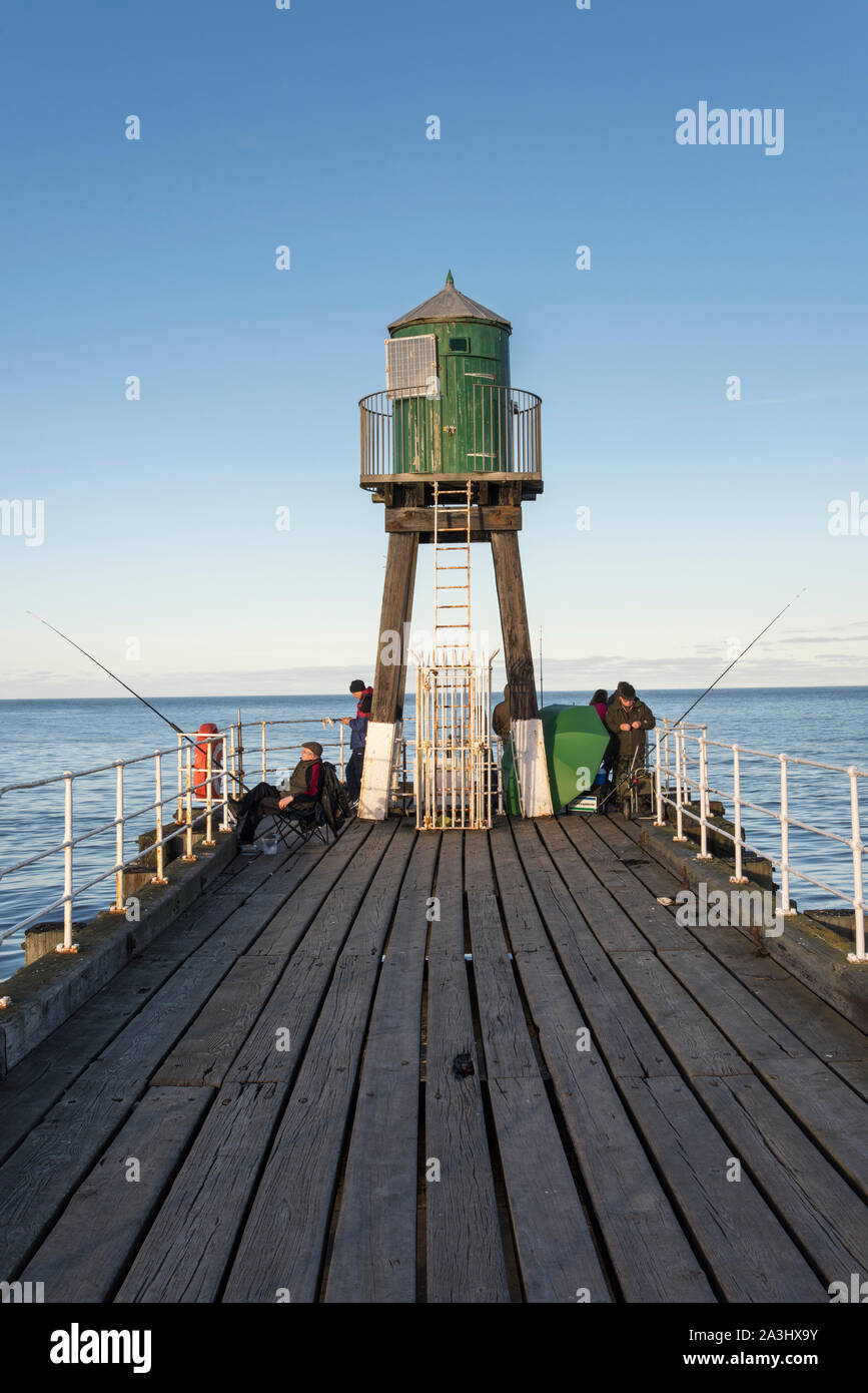 Angler auf der West Pier, Whitby, North Yorkshire. Stockfoto