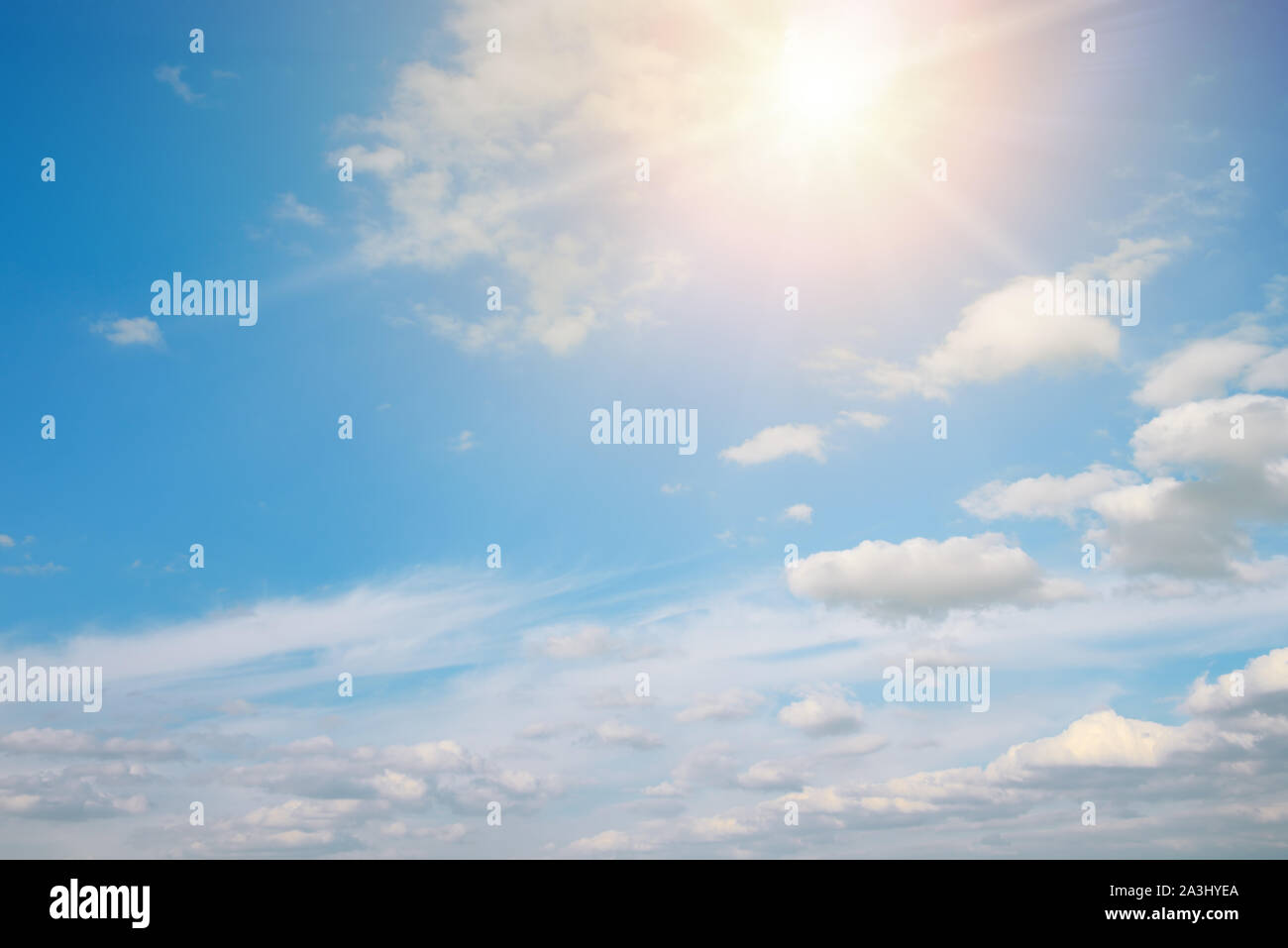 Helle Sonne gegen den blauen Himmel und weißen Wolken. Platz kopieren Stockfoto