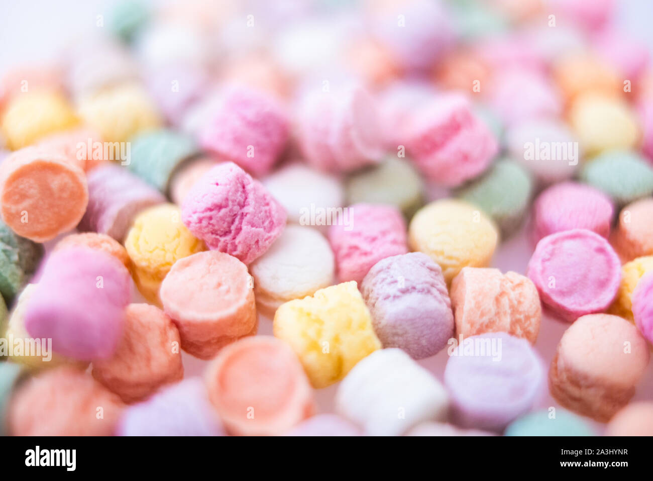 Handvoll Regenbogen und Pastellfarbenen Candy Stockfoto