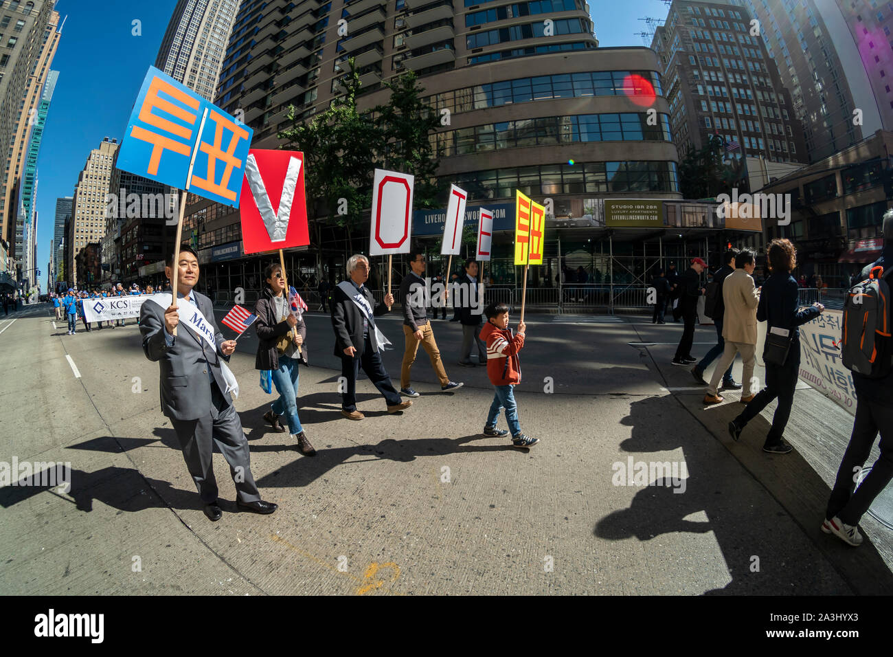 Bürgerliche Gruppe Förderung Abstimmung Märsche, Sixth Avenue in New York in der Koreanischen Parade am Samstag, 5. Oktober 2019. Die Parade endet in Koreatown für ein Straßenfest. (© Richard B. Levine) Stockfoto