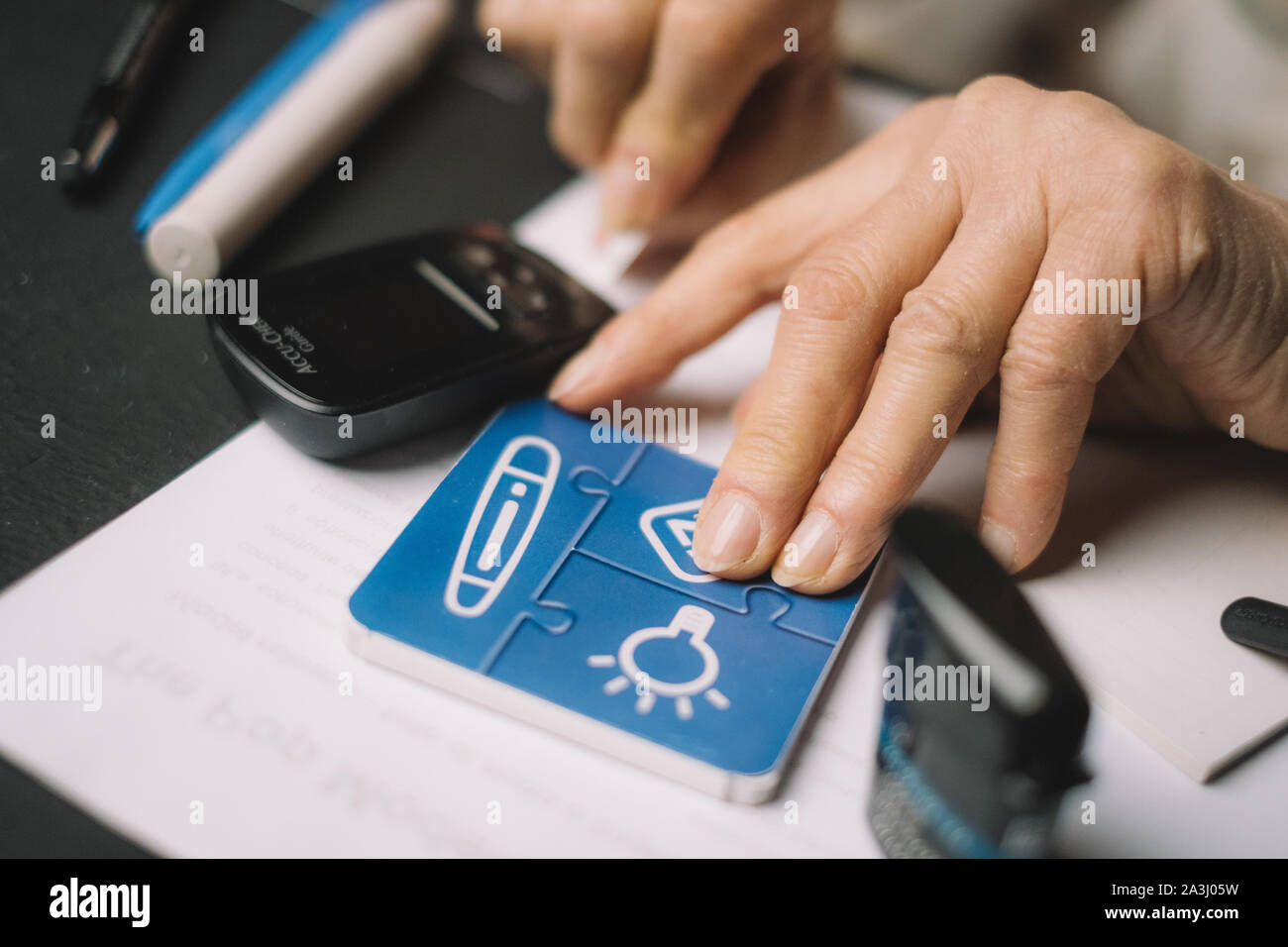 Eine Person seine eigenen Diabetes Werte prüfen Stockfoto