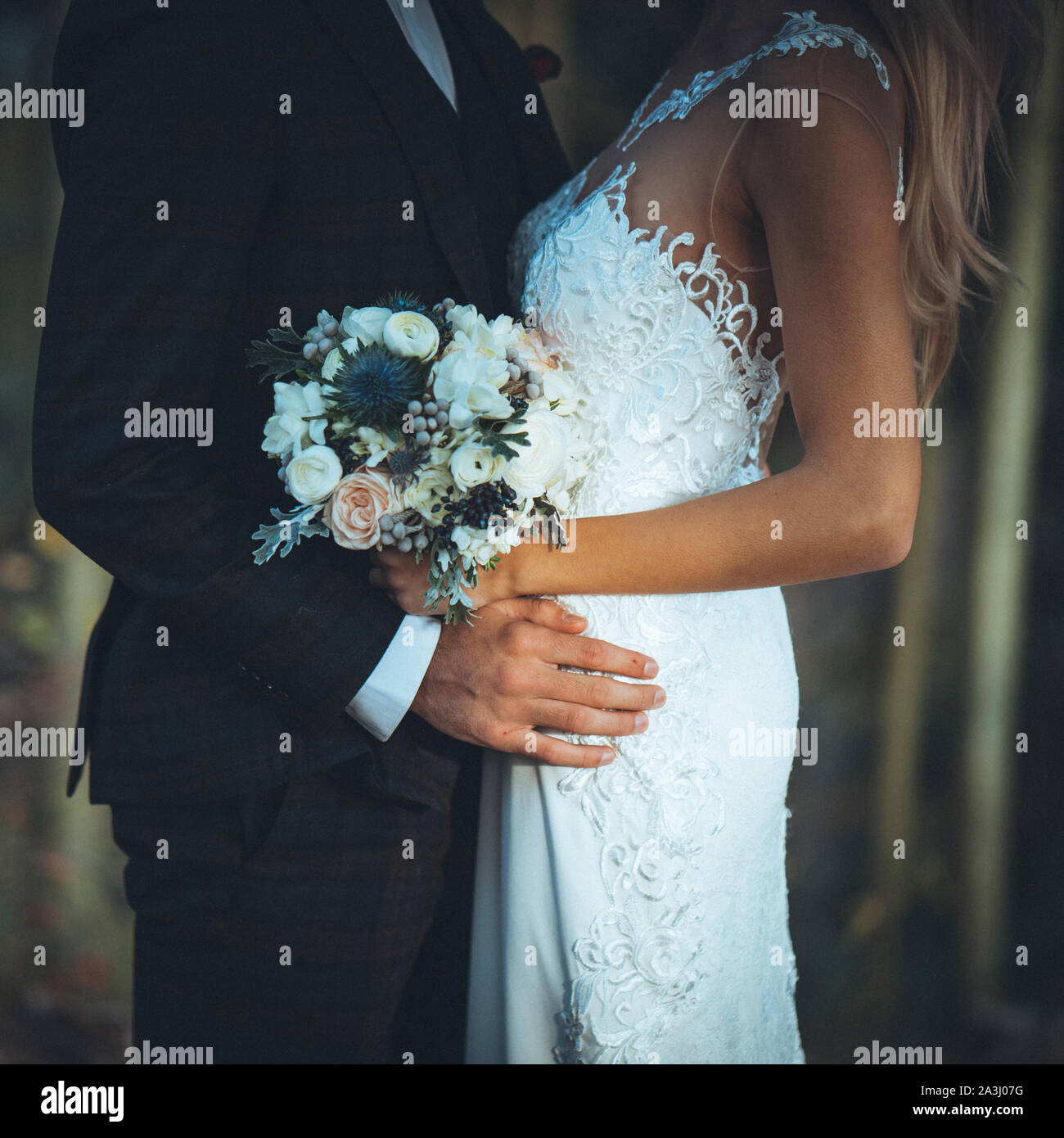Paar umarmen an ihrer Hochzeit Stockfoto
