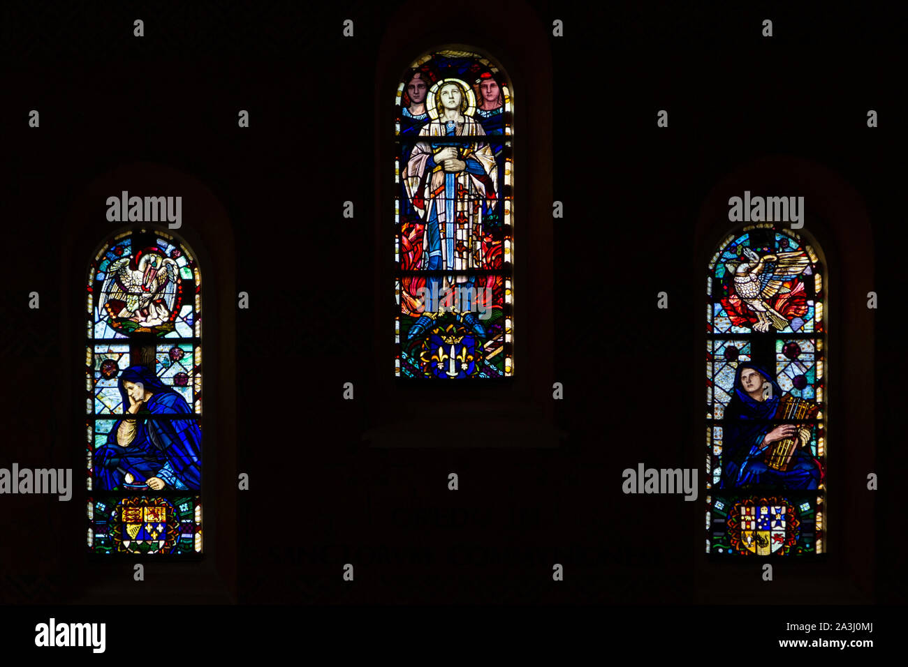 Glasfenster, die von den Völkern des Britischen Imperiums in der Kirche von Notre-Dame-de-Lorette am Denkmal des WK I (1914-1918). Stockfoto